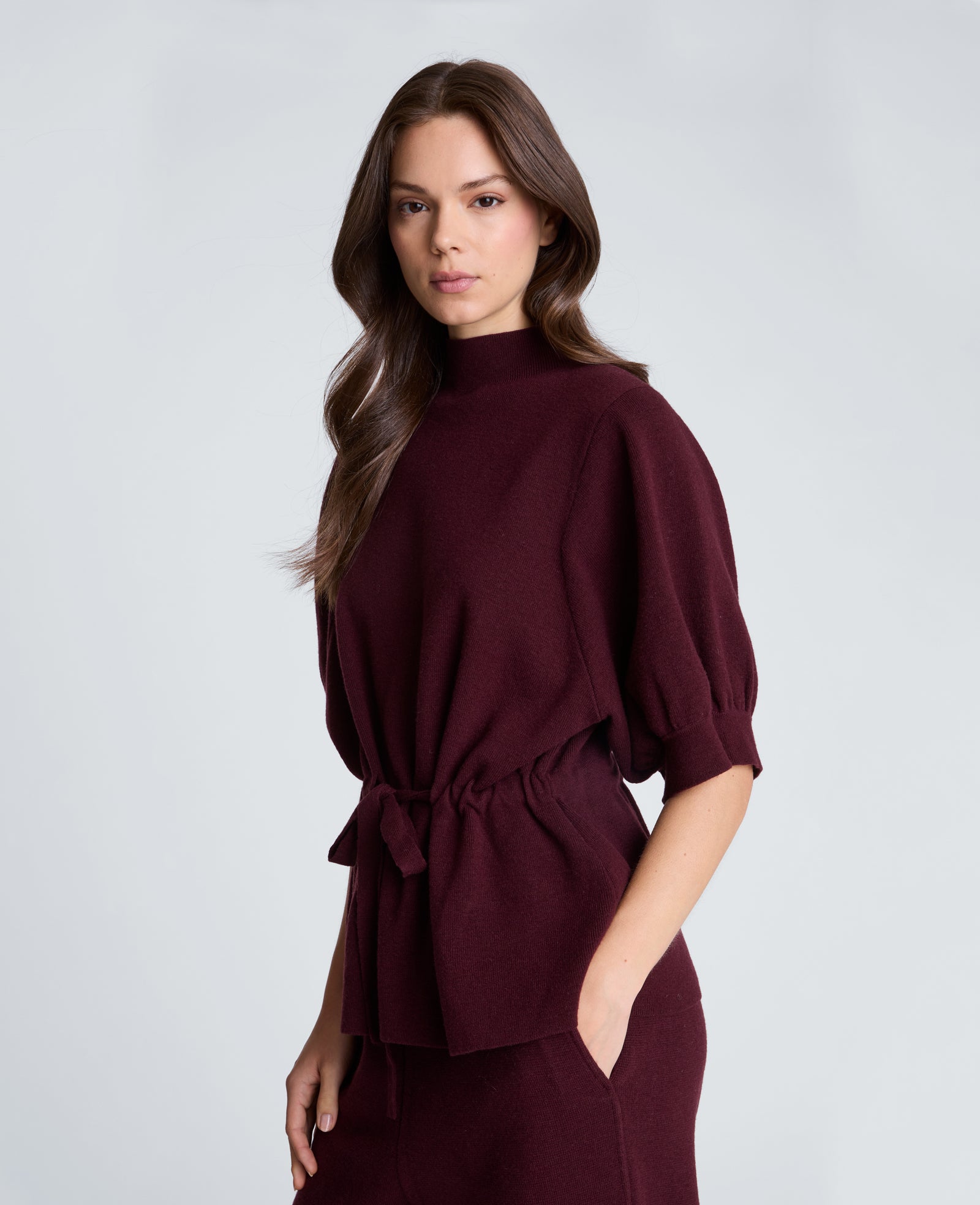 Kenneth Cole Reaction Clothing Short Sleeve Tunnel Belt Mock Neck Sweater maglia bordeaux