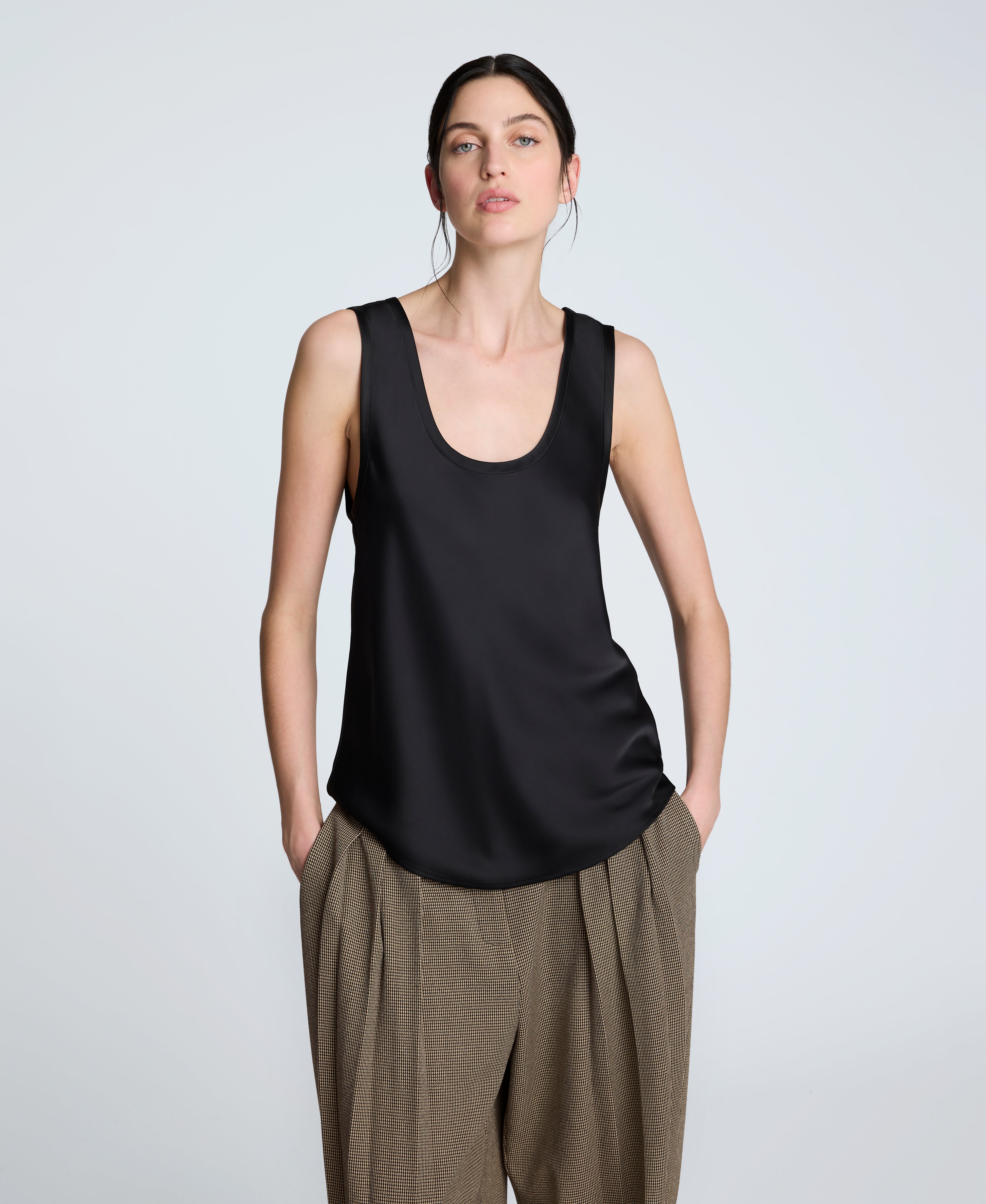 Kenneth Cole Reaction Clothing Satin Scoop Neck canotta nera in raso