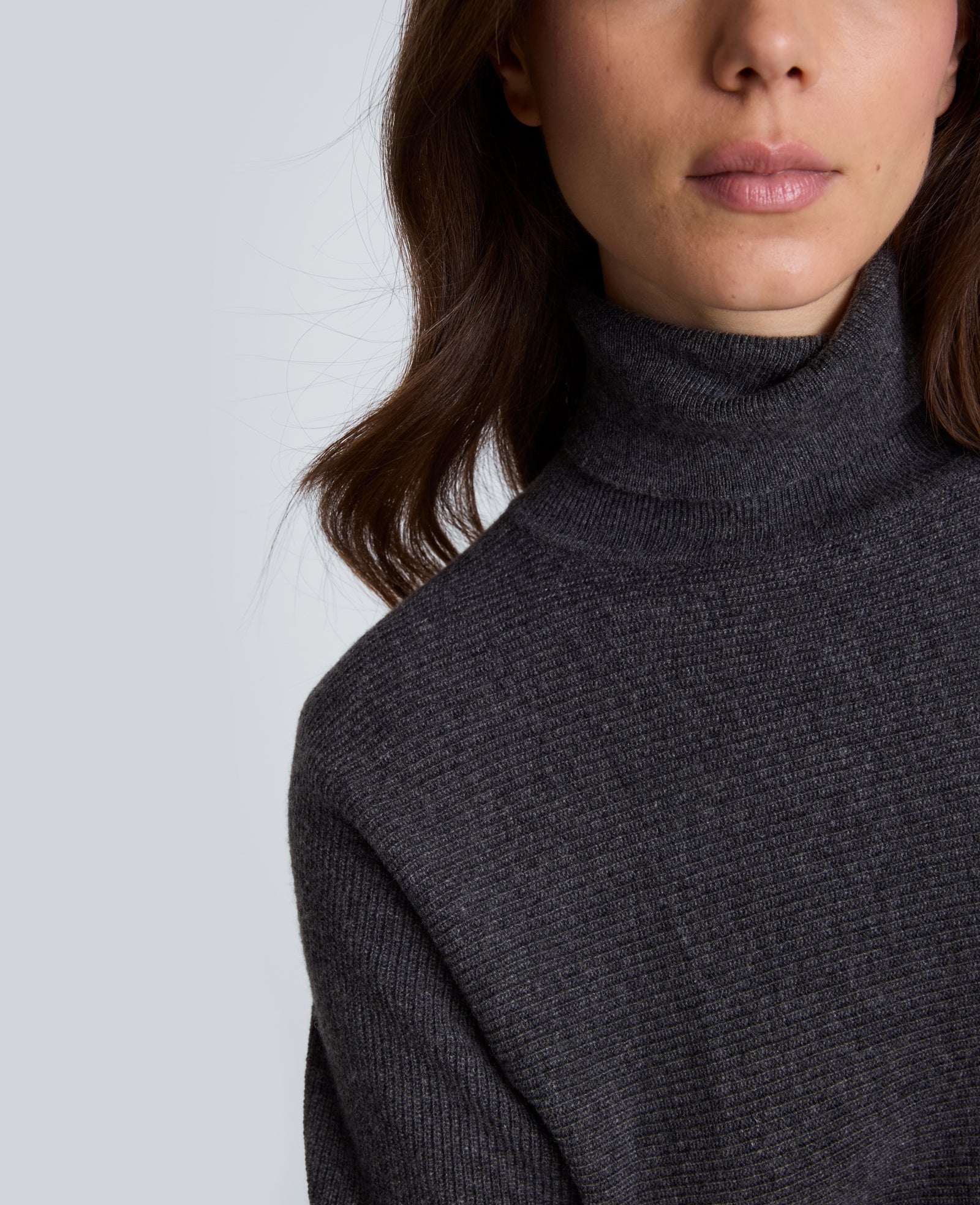 Kenneth Cole Reaction Horizontal Shaker Crop Turtleneck dolcevita corto grigio
