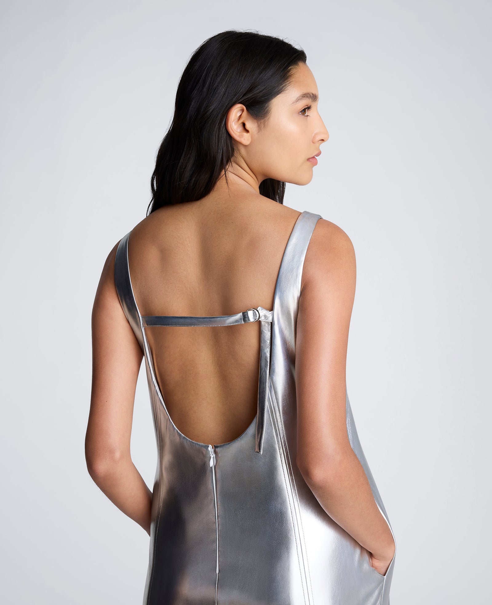 Kenneth Cole Reaction Clothing Vegan Metallic Open Back Strap Shift Dress abito argento metallizzato