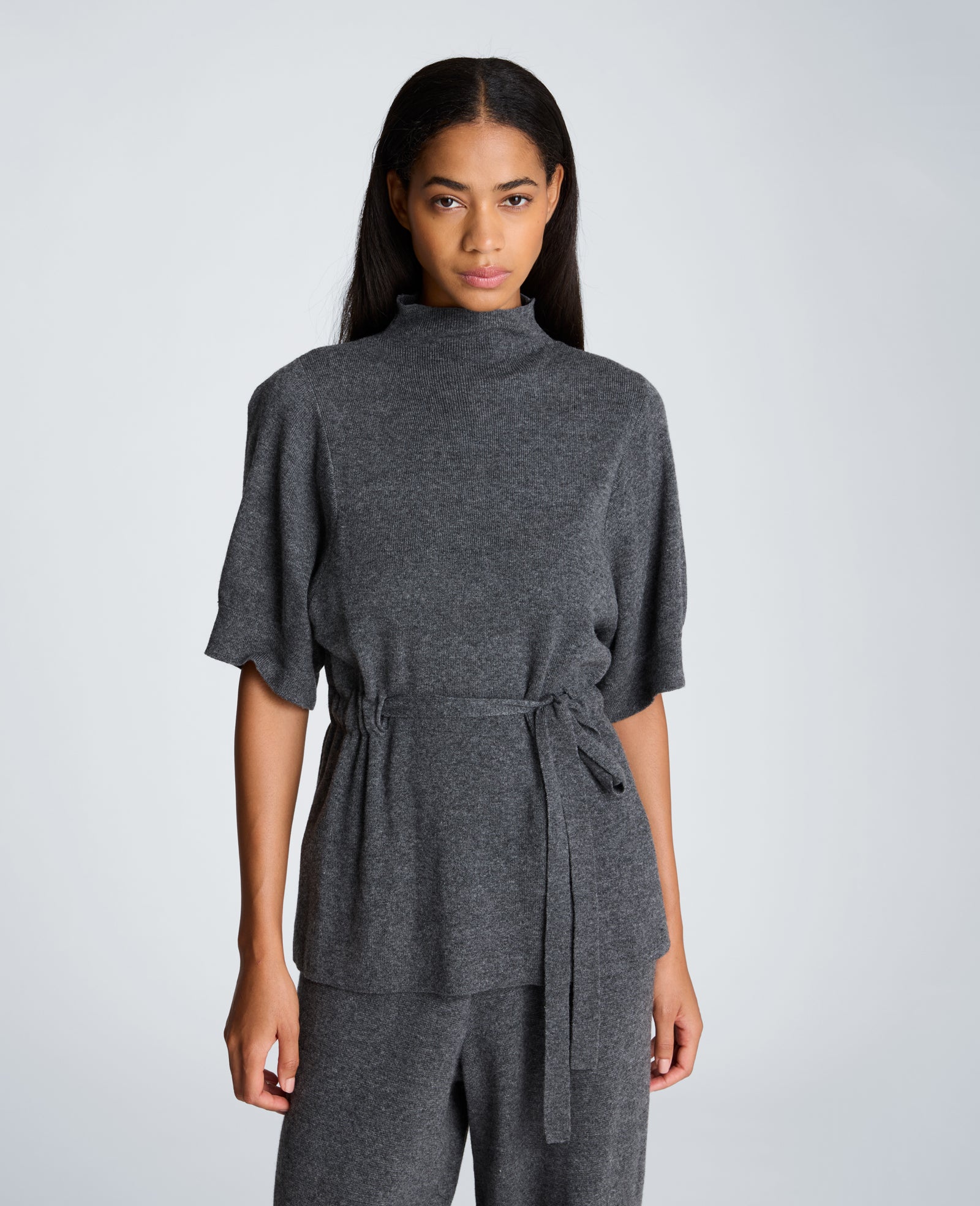 Kenneth Cole Reaction Clothing Short Sleeve Tunnel Belt Mock Neck Sweater maglia grigio scuro collo alto
