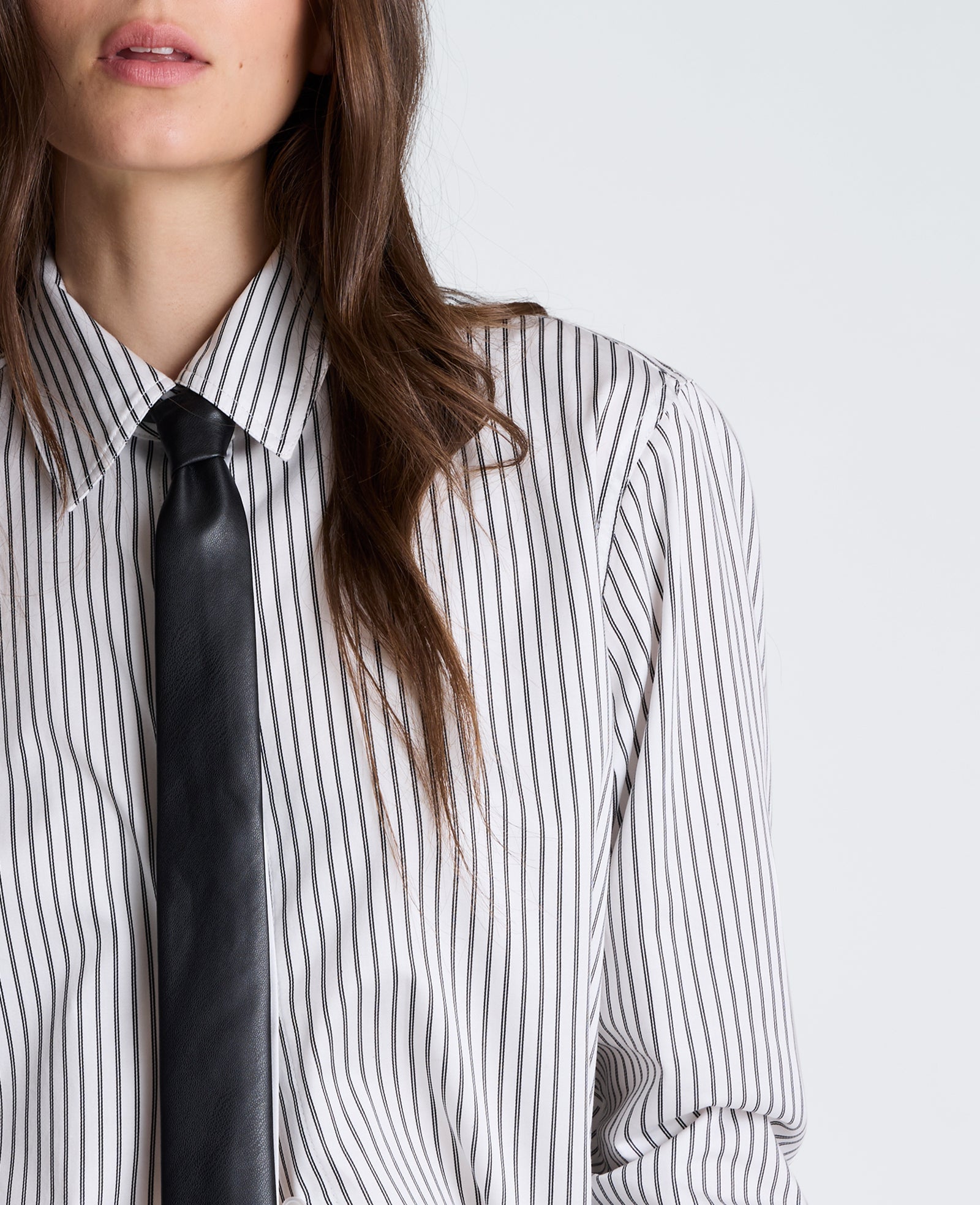 Kenneth Cole Reaction Boyfriend Button Down Shirt with Tie camicia bianca e nera in cotone