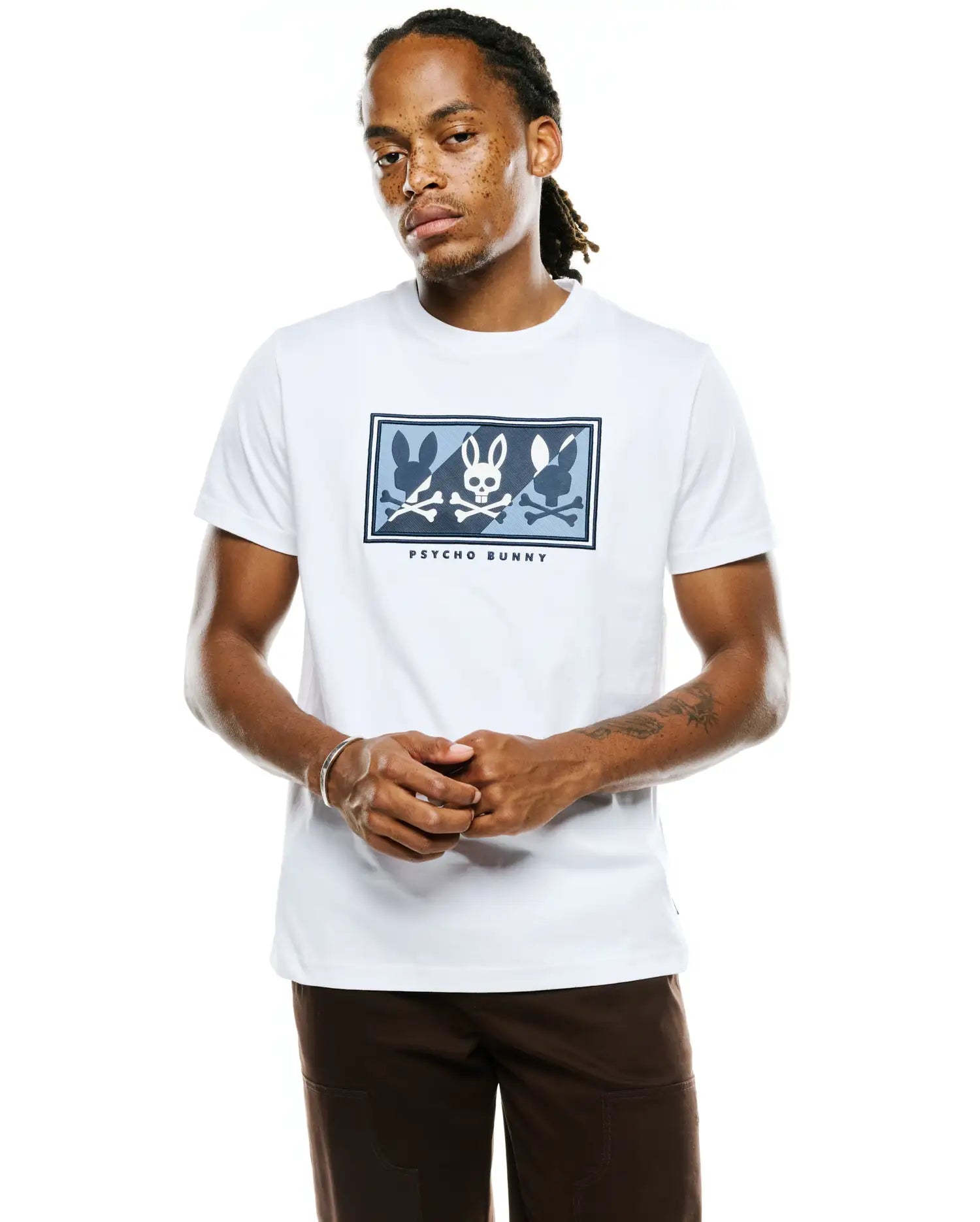 Psycho Bunny Men's Tees Desmond Graphic Tee t-shirt bianca in cotone Pima