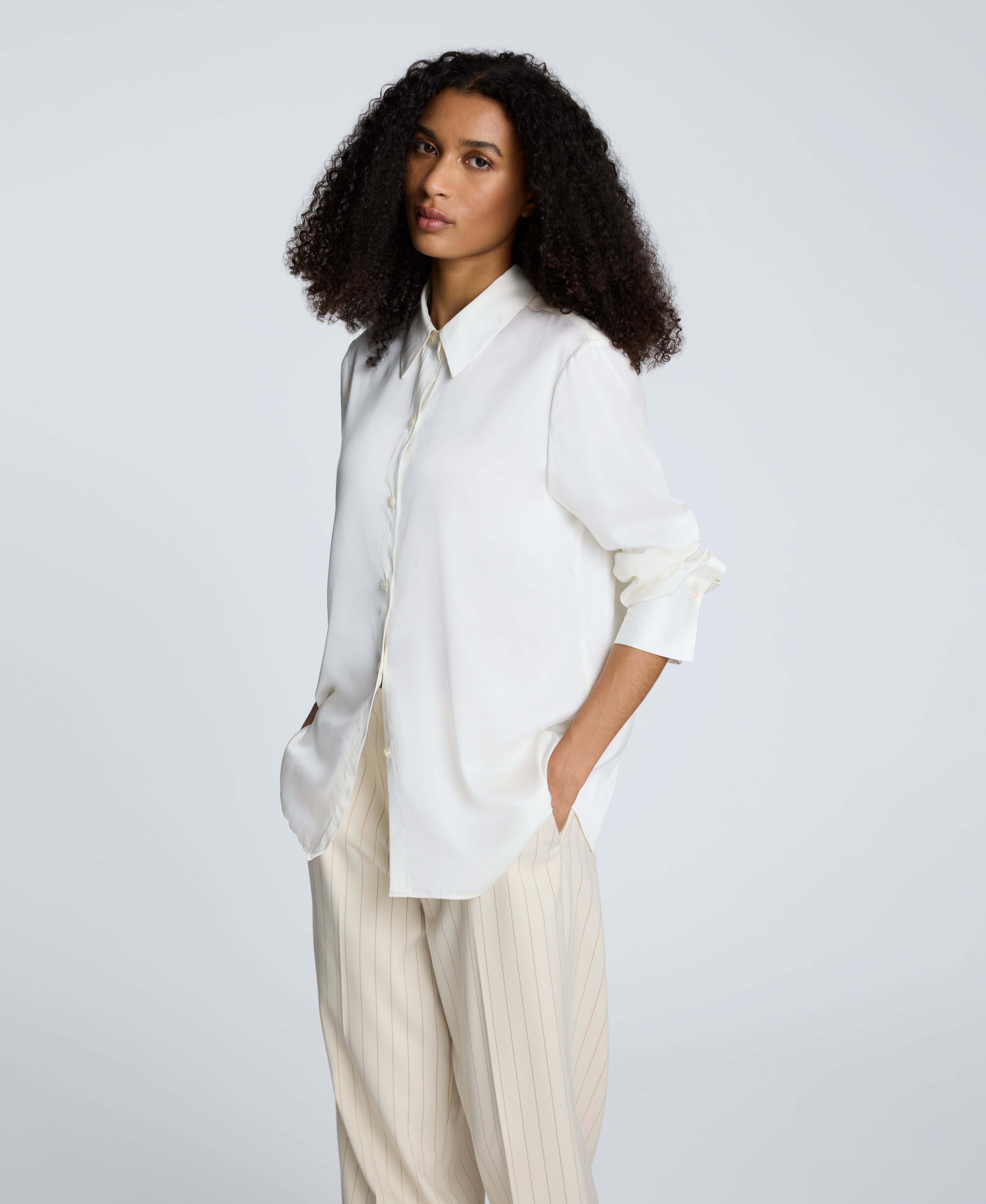 Kenneth Cole Reaction Clothing Satin Button Front camicia oyster in raso