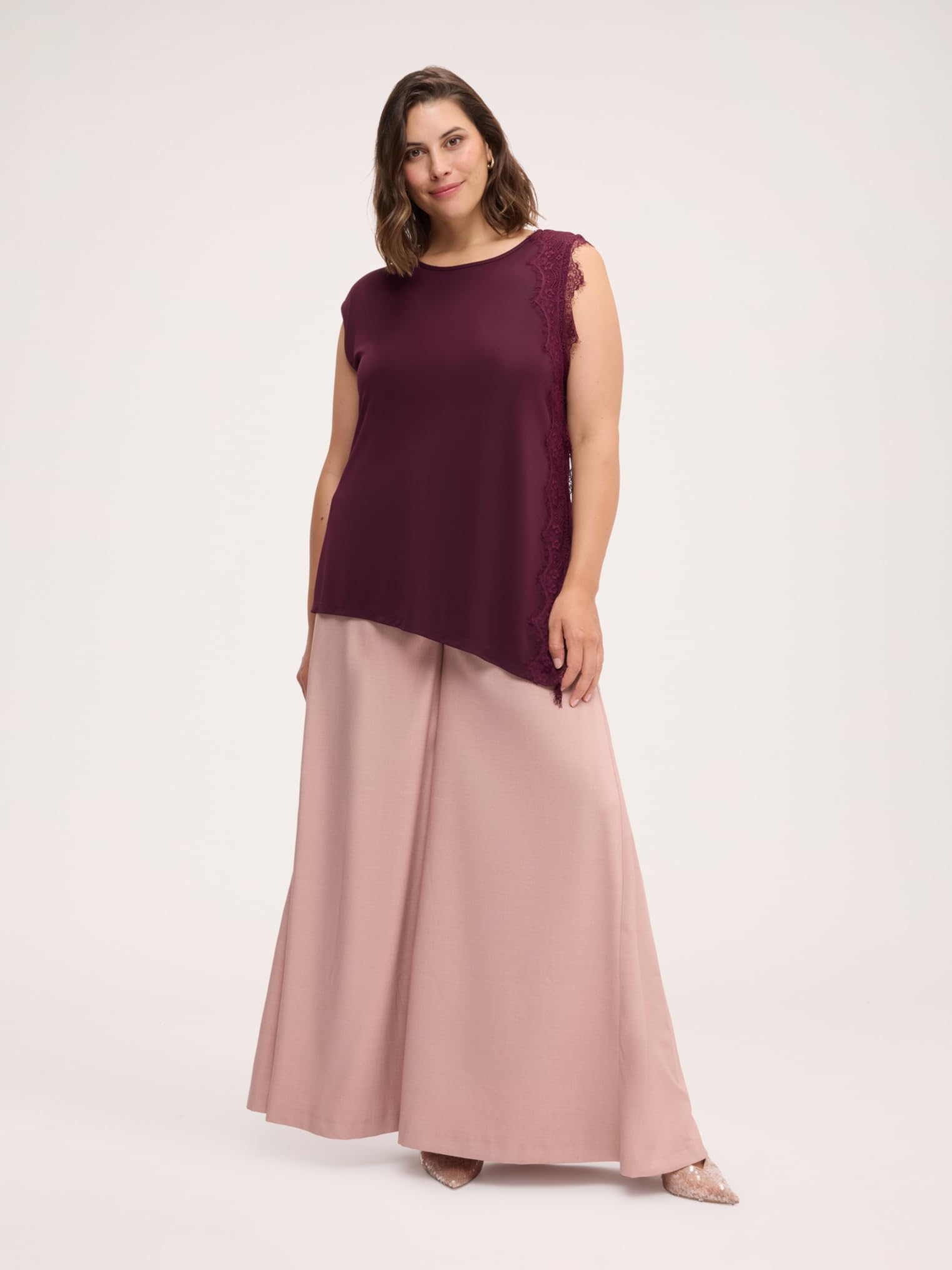 Fiorella Rubino Top e t-shirt Top Asimmetrico con Bordo in Pizzo top S Plus in jersey