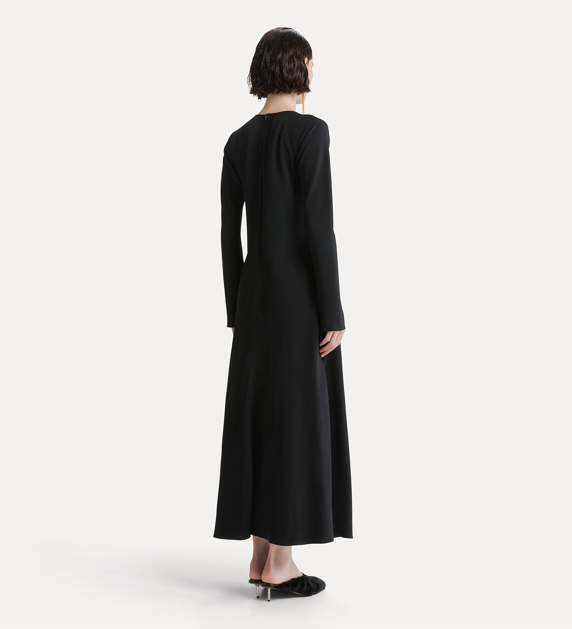 Forte abiti abito lungo nero con fiore gioiello
