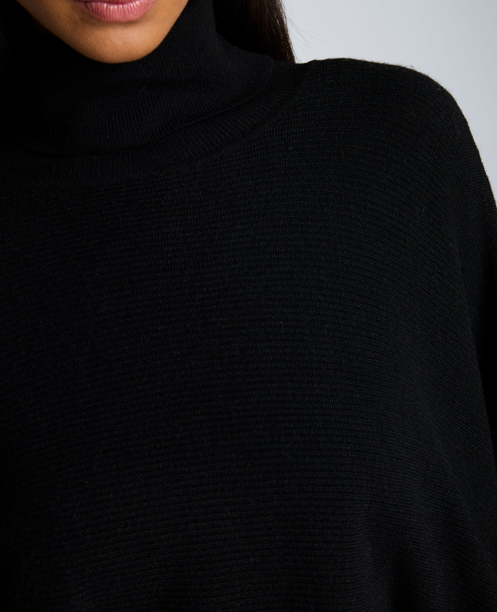 Kenneth Cole Reaction Clothing Horizontal Shaker Crop Turtleneck dolcevita nero