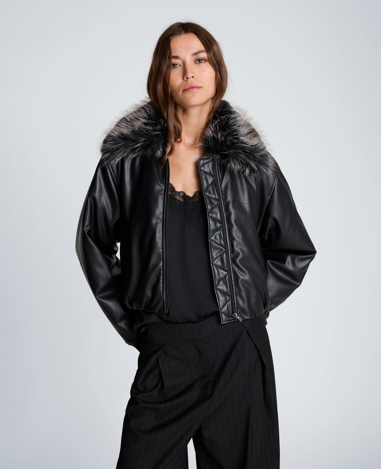 Kenneth Cole Reaction Clothing Cropped Puffer with Removeable Fur Collar giacca nera multicolore con collo removibile