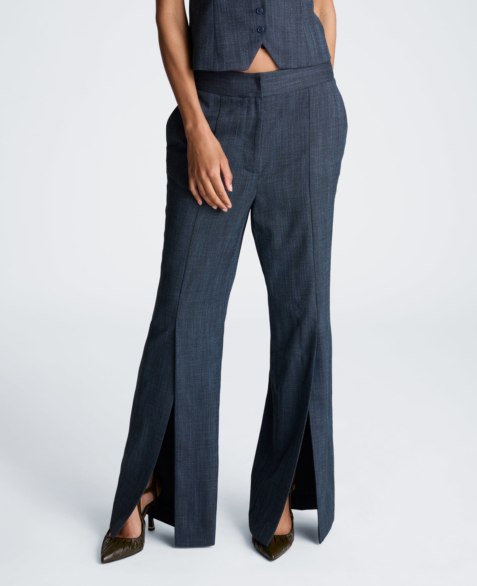 Kenneth Cole Reaction Clothing High Rise Fly Front Flare Pant with Slit pantaloni flare nero e blu