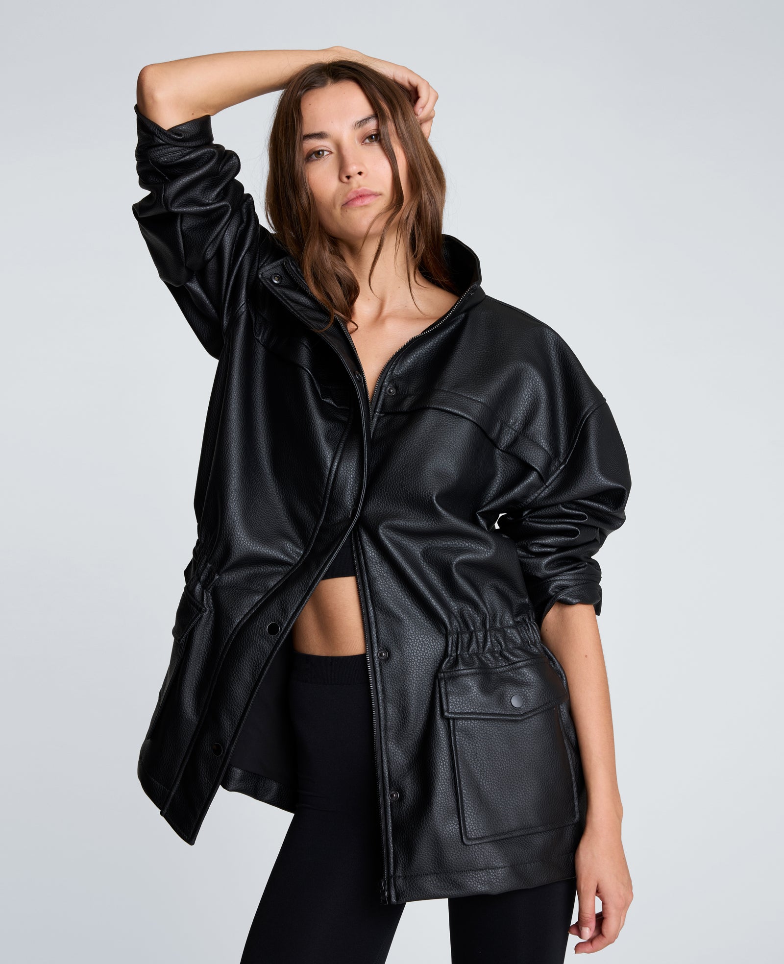 Kenneth Cole Reaction Clothing Cinch Waist Jacket with Flap Pockets giacca nera in similpelle
