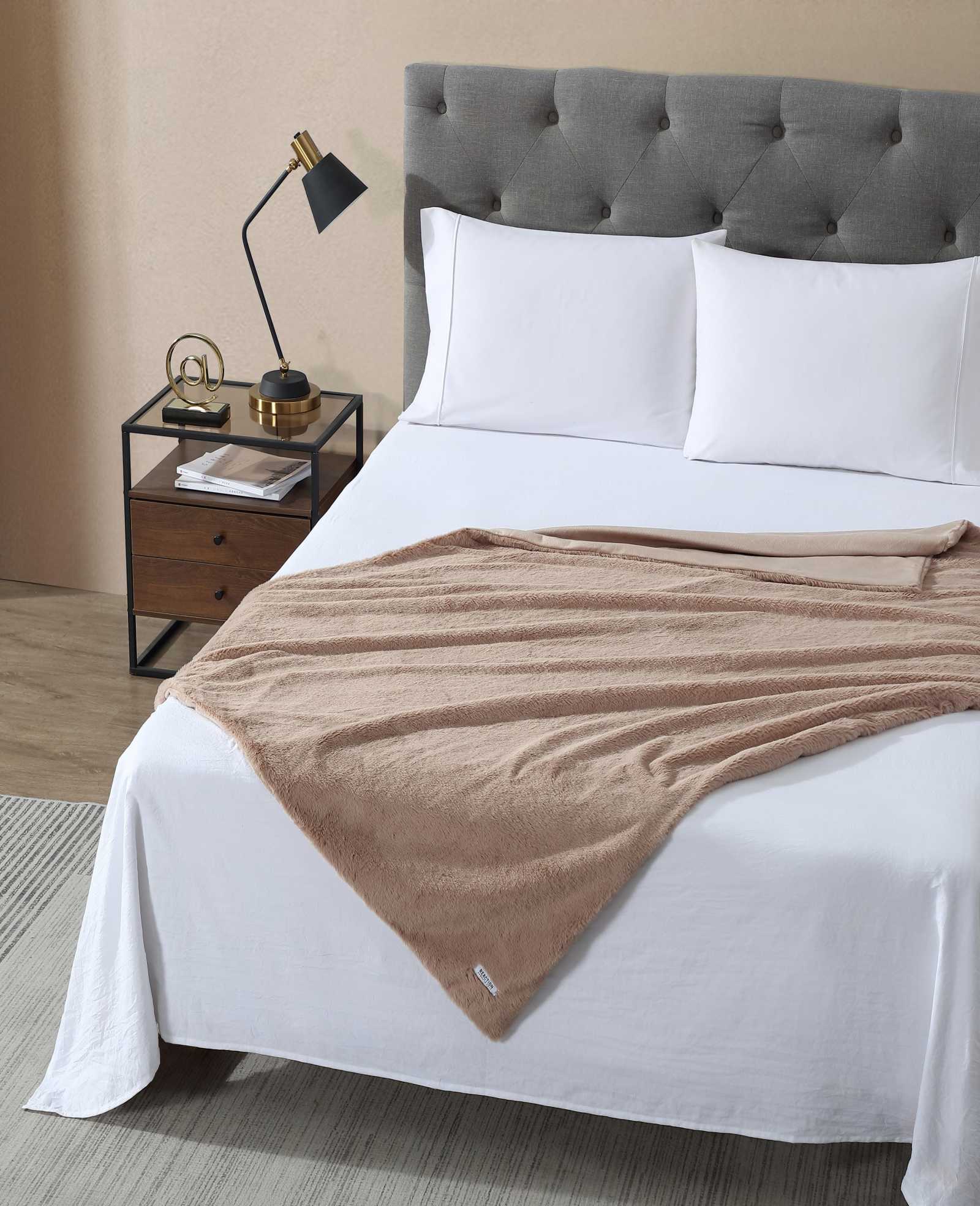Kenneth Cole Reaction Home & Bedding Faux Fur Solid Throw coperta beige 50 x 70 pollici in pelliccia sintetica