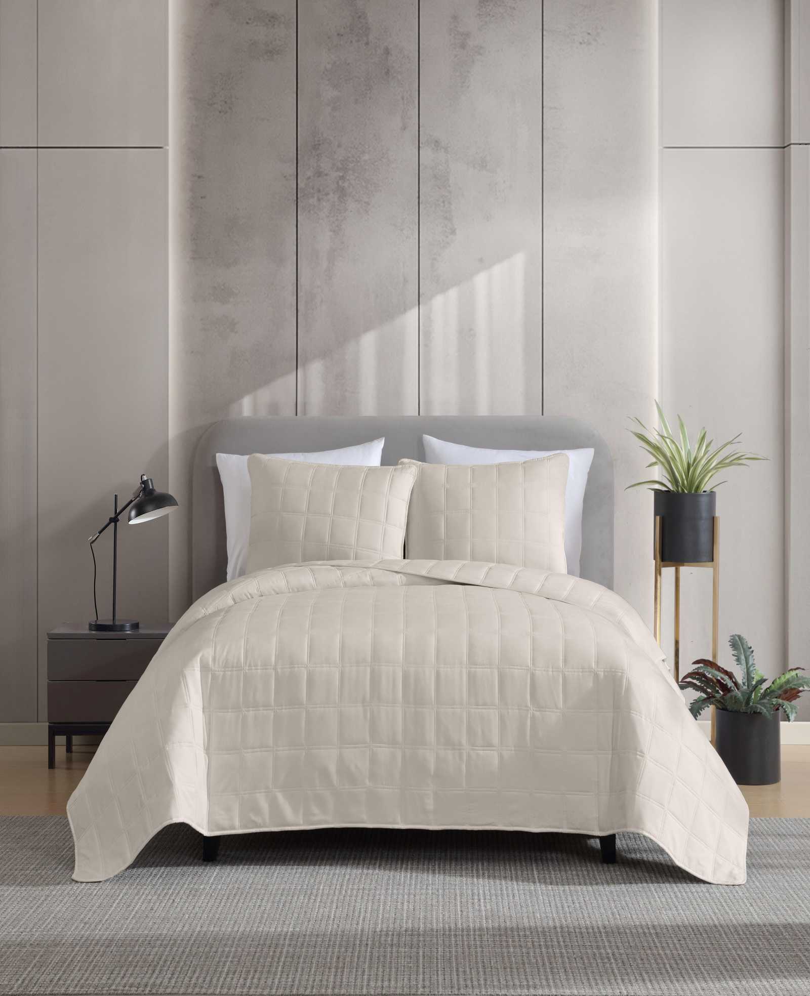 Kenneth Cole Reaction Home & Bedding Stonewashed Quilt Set set trapunta beige in poliestere leggero