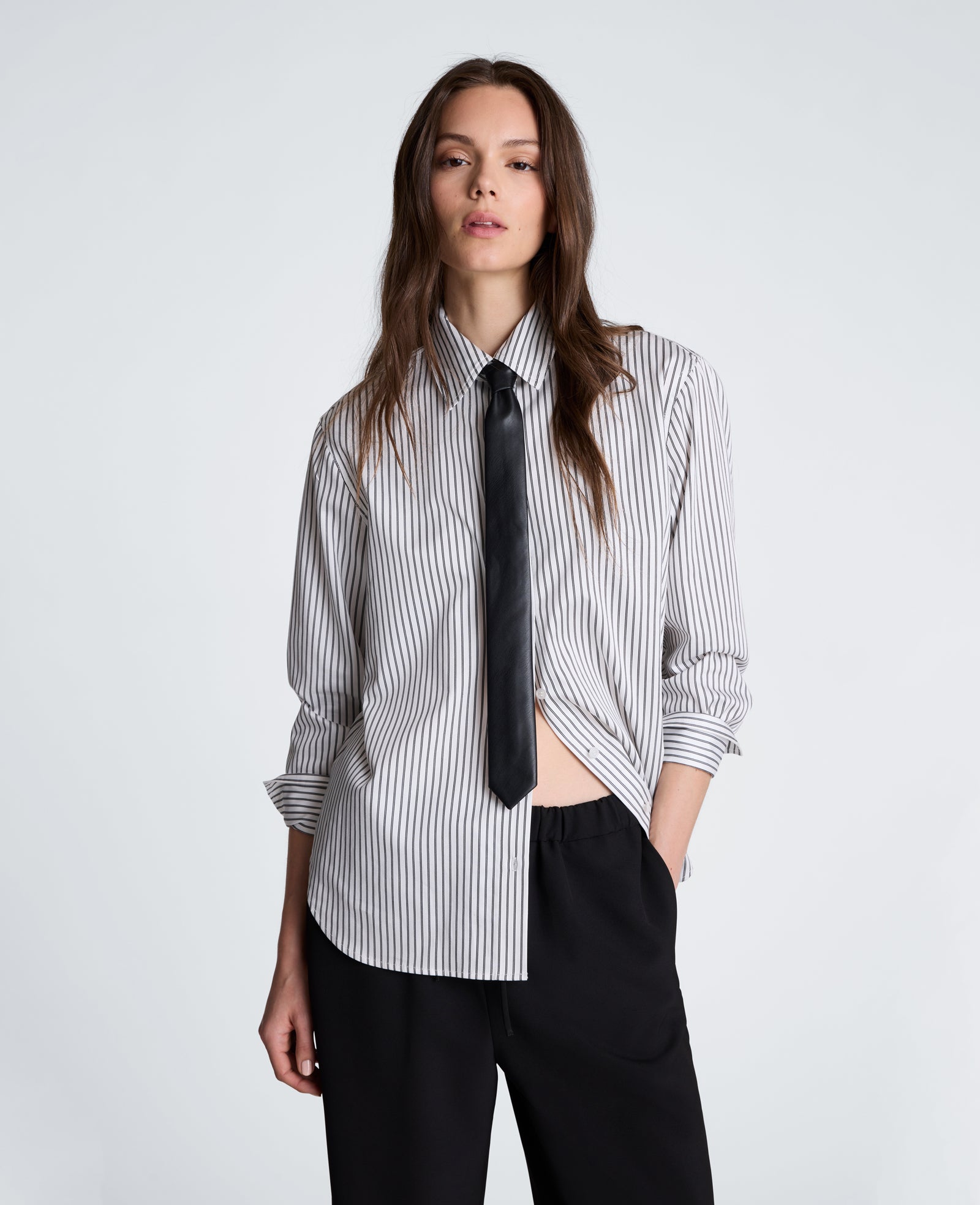 Kenneth Cole Reaction Boyfriend Button Down Shirt with Tie camicia bianca e nera in cotone