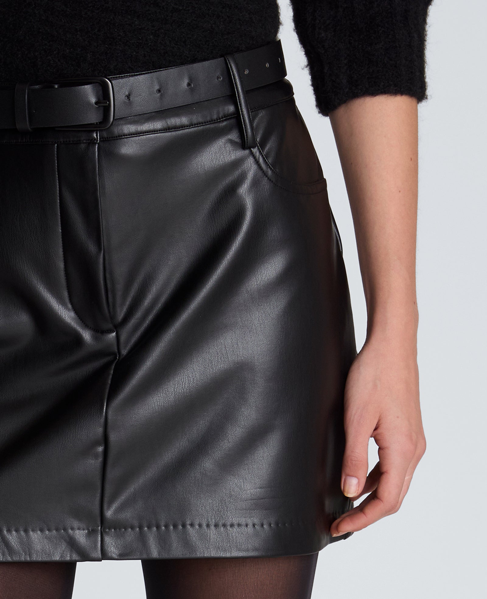 Kenneth Cole Reaction Clothing Fly Front Mini Drop Waist Skirt gonna mini nera in pelle vegana