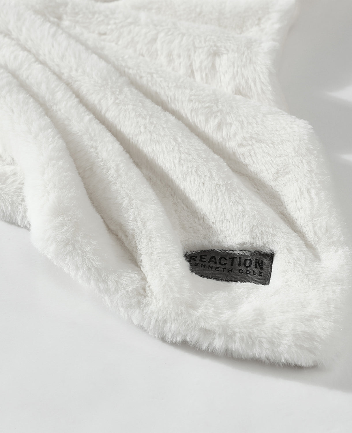 Kenneth Cole Reaction Home & Bedding Faux Fur Solid Throw Blanket coperta bianca 127 × 152 cm morbida