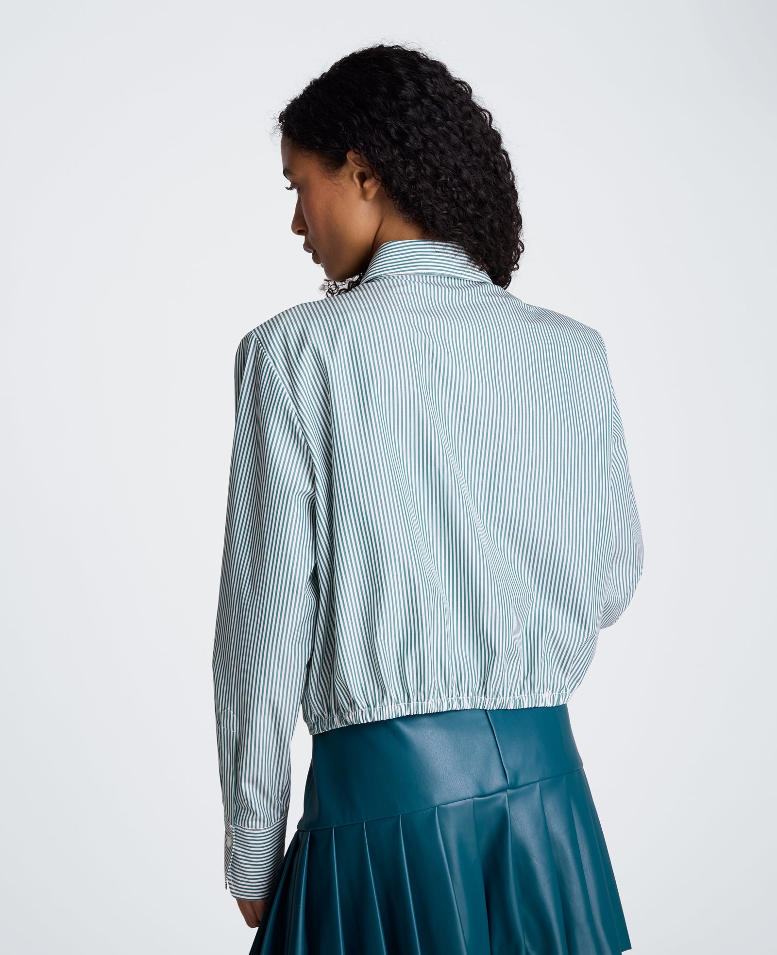 Kenneth Cole Reaction Clothing Cropped Button Down Shirt with Shoulder Pads camicia corta bianca e teal