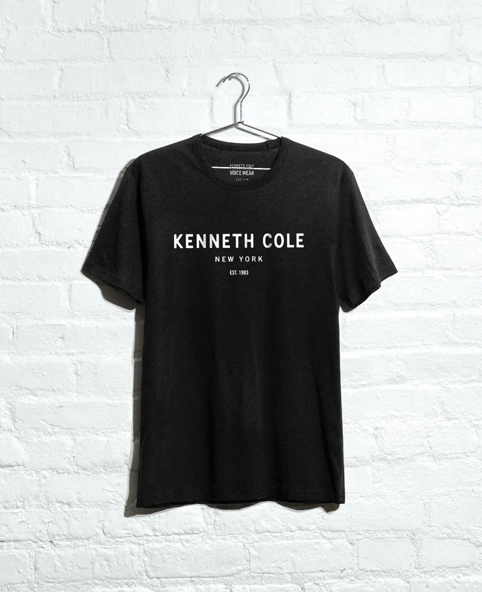 Kenneth Cole Reaction Clothing Site Exclusive! 1983 Logo T-Shirt nera