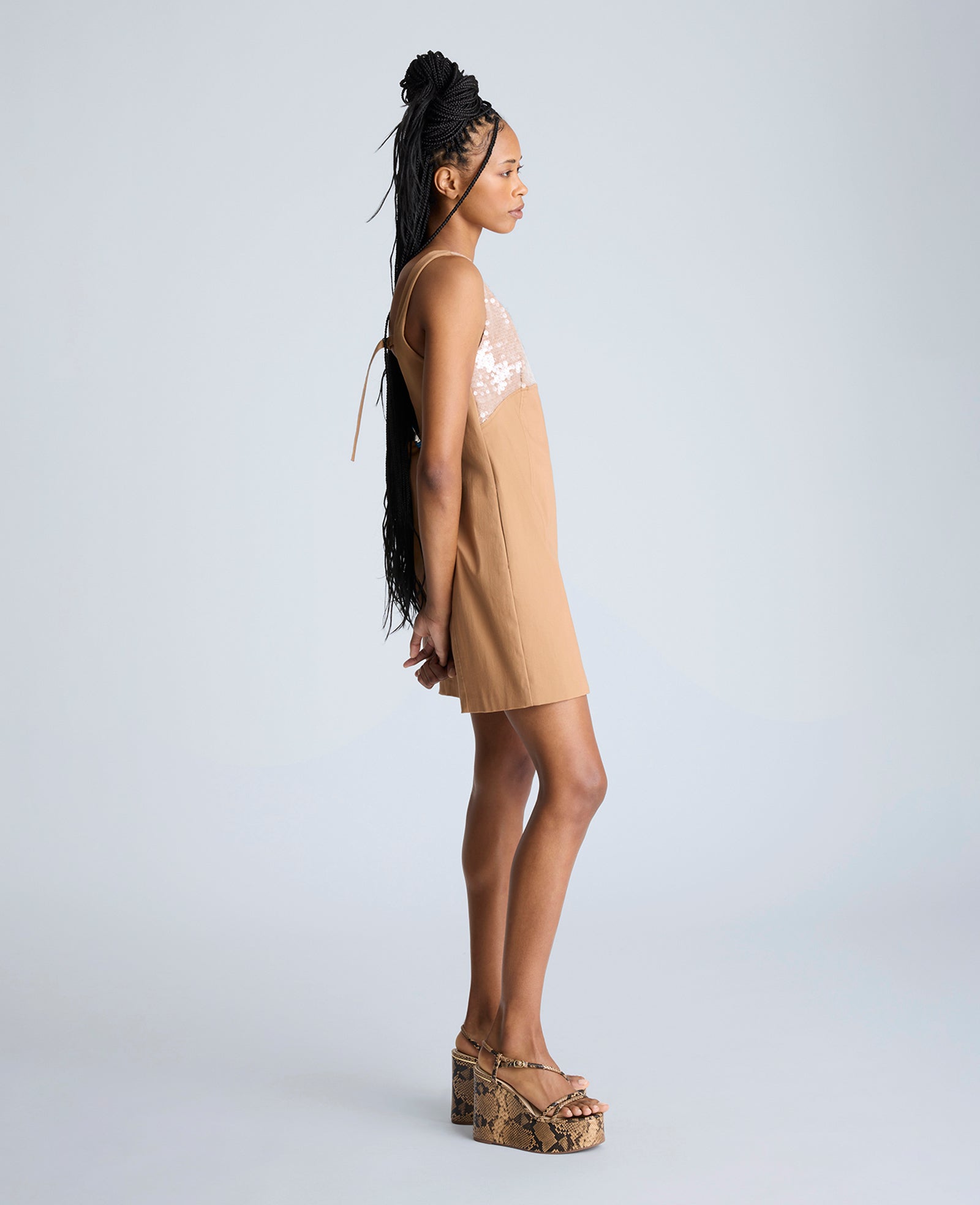 Kenneth Cole Reaction Clothing Open Back Strap Shift Dress abito color miele scuro