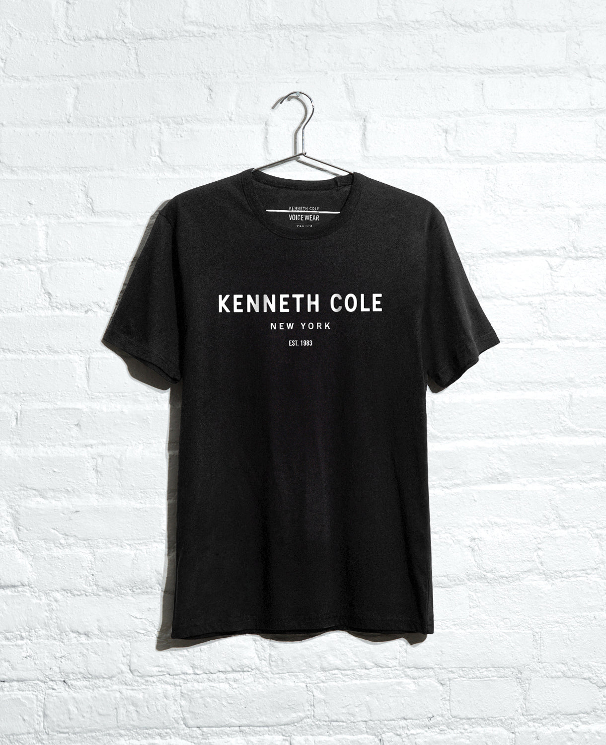 Kenneth Cole Reaction Clothing Site Exclusive! 1983 Logo T-Shirt nera