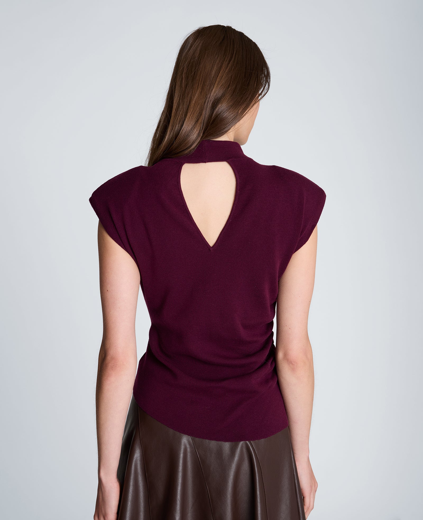 Kenneth Cole Reaction Clothing Extended Shoulder Asymmetrical Mock Neck Sweater maglia smanicata bordeaux