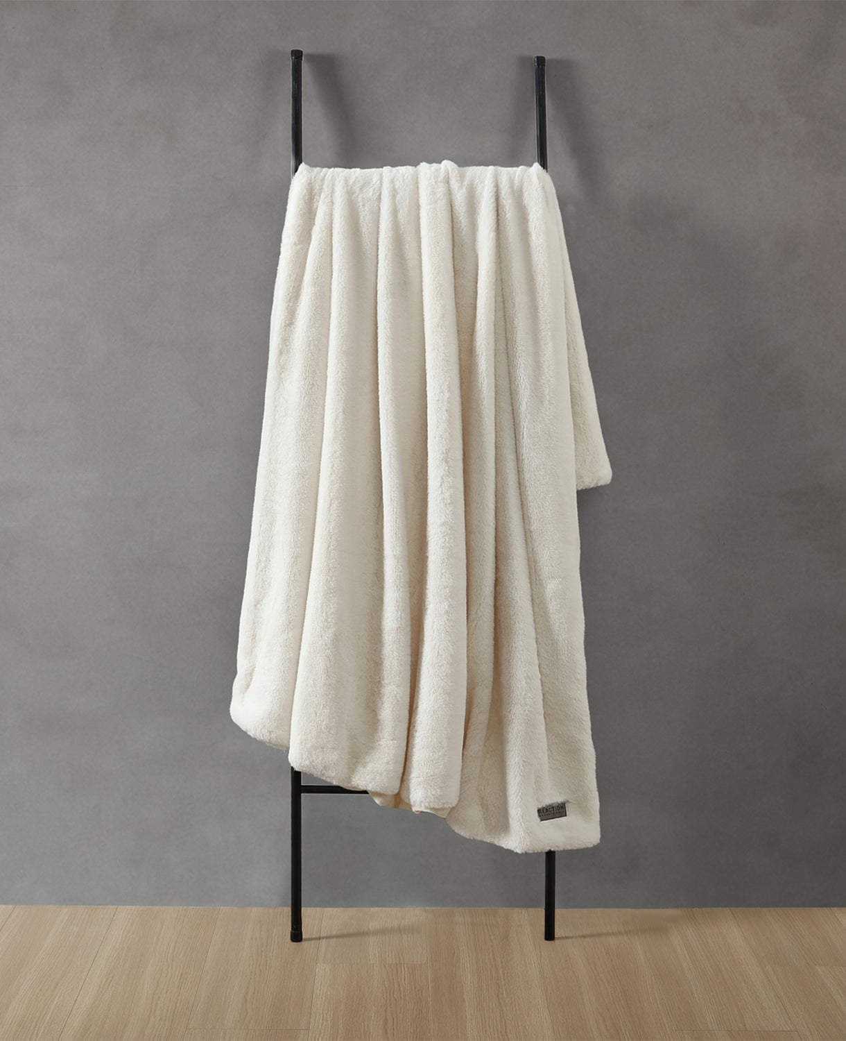Kenneth Cole Reaction Home & Bedding Faux Fur Solid Throw Blanket coperta bianca 127 × 152 cm morbida