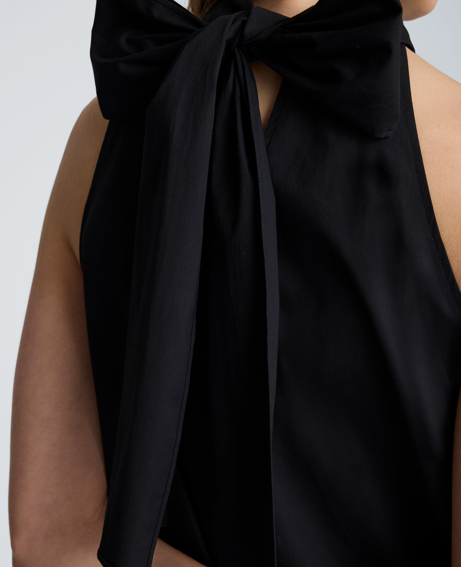 Kenneth Cole Reaction Clothing Self Tie Halter abito mini nero
