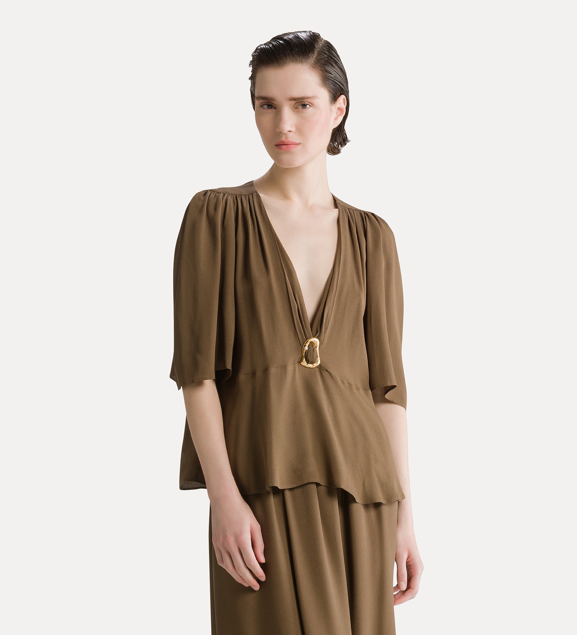 Forte top blouse with sculptural buckle in silk-blend marocaine blusa oud