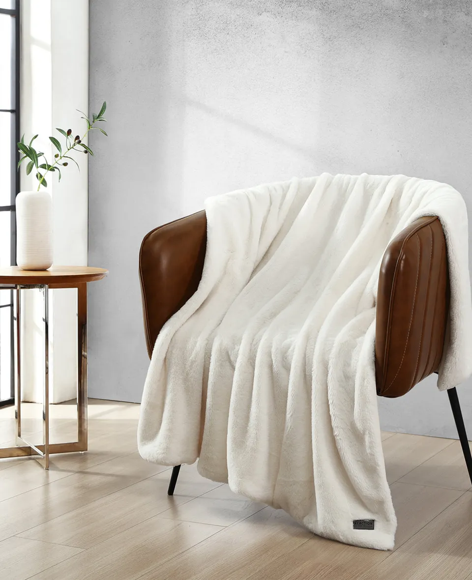 Kenneth Cole Reaction Home & Bedding Faux Fur Solid Throw Blanket coperta bianca 127 × 152 cm morbida