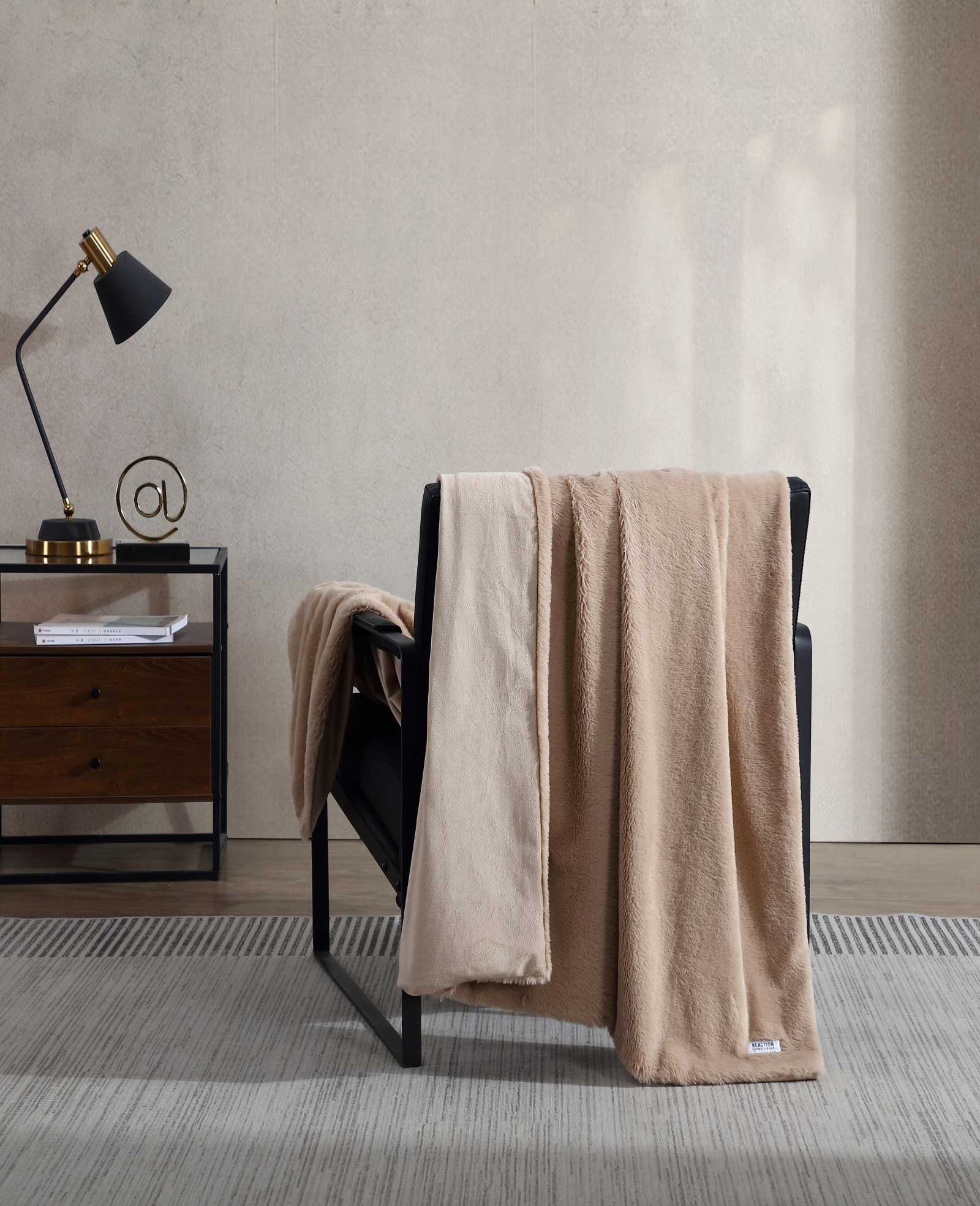 Kenneth Cole Reaction Home & Bedding Faux Fur Solid Throw coperta beige 50 x 70 pollici in pelliccia sintetica