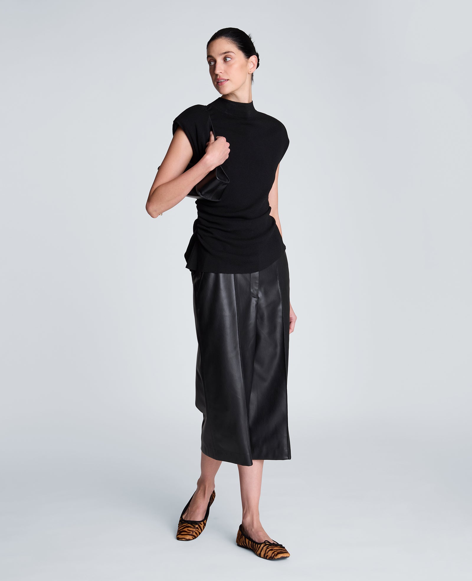 Kenneth Cole Reaction Clothing Fly Front Long Pintuck Short shorts neri effetto pelle