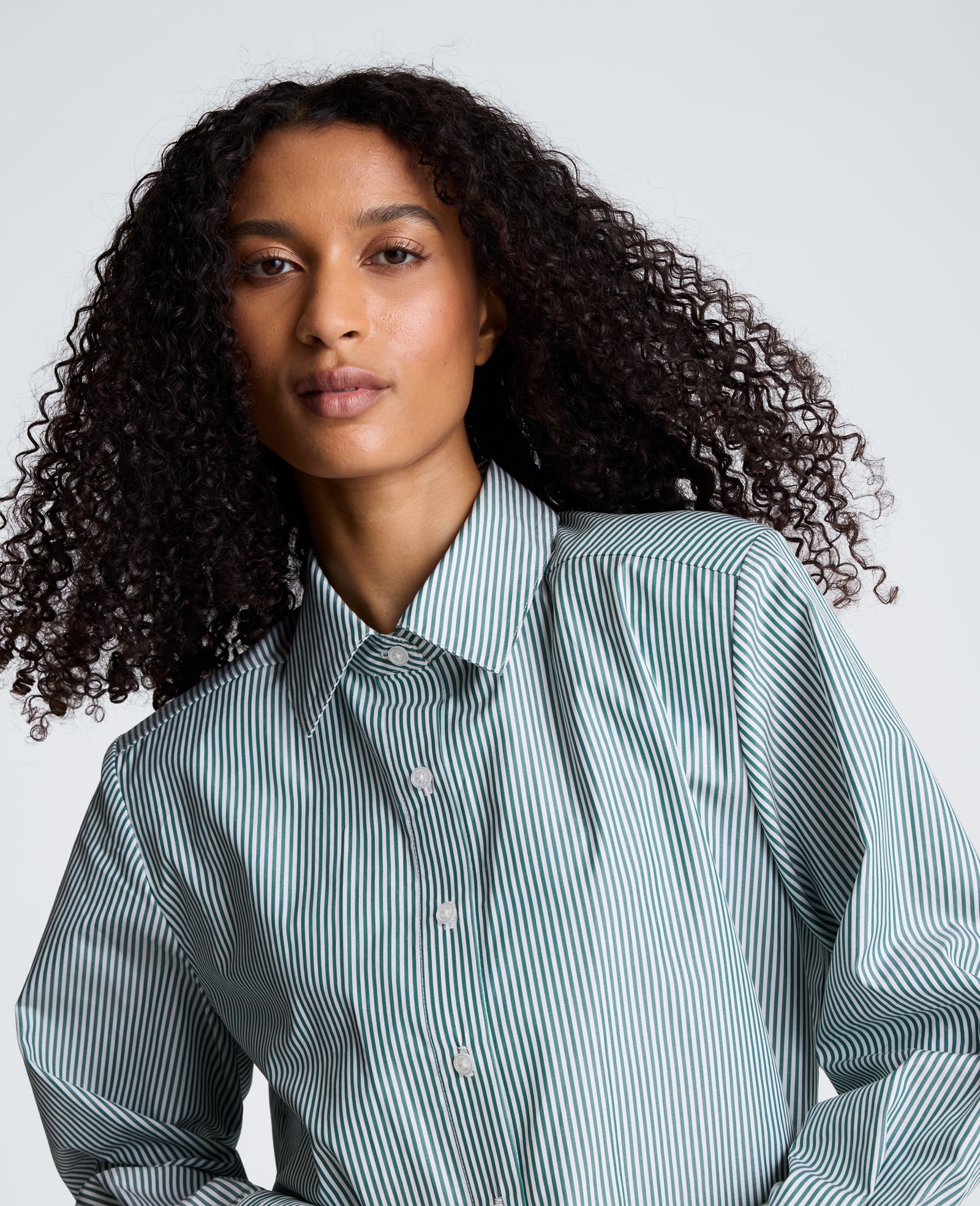 Kenneth Cole Reaction Clothing Cropped Button Down Shirt with Shoulder Pads camicia corta bianca e teal