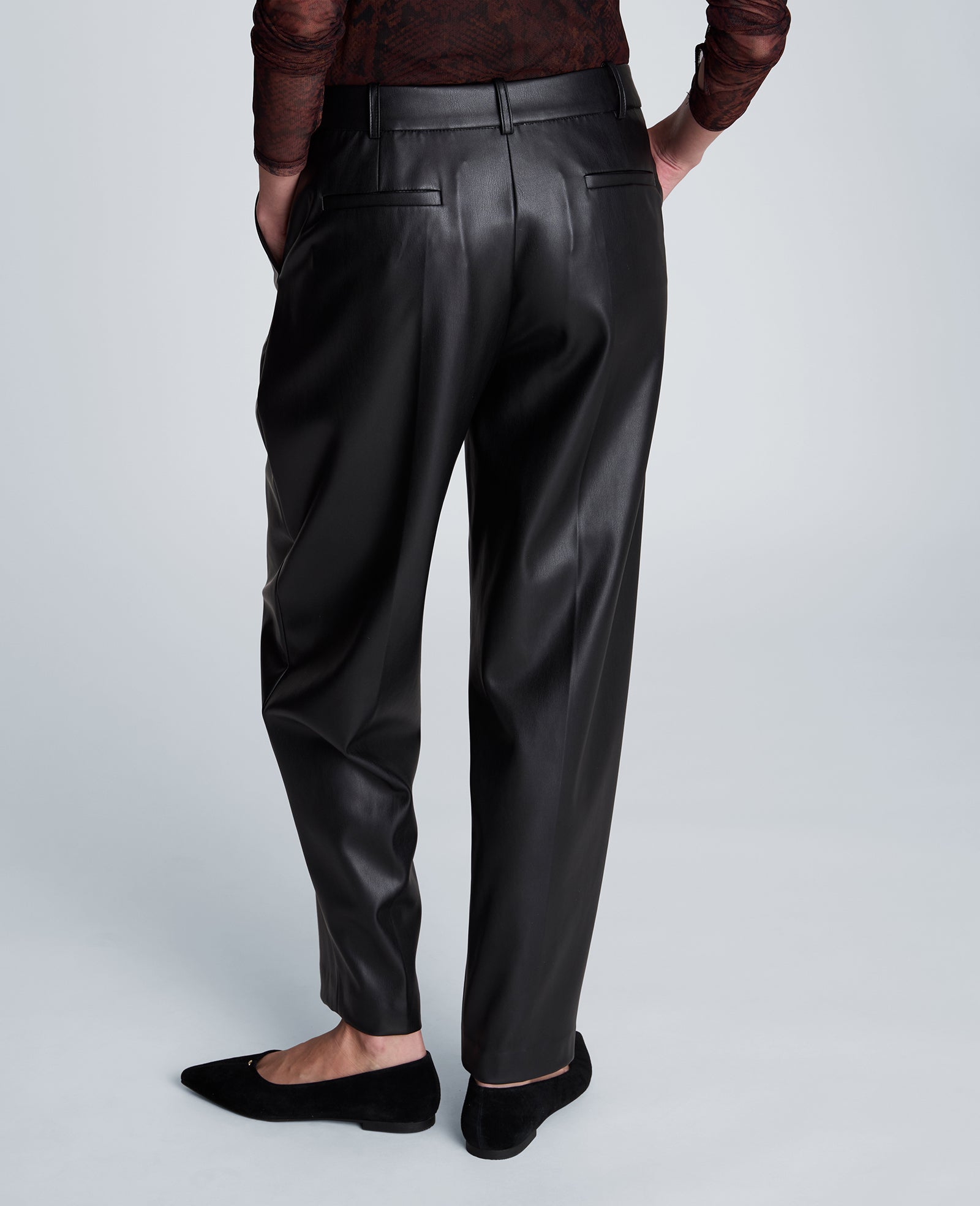 Kenneth Cole Reaction Clothing High Rise Fly Front Barrel Leg Pants pantaloni neri in similpelle