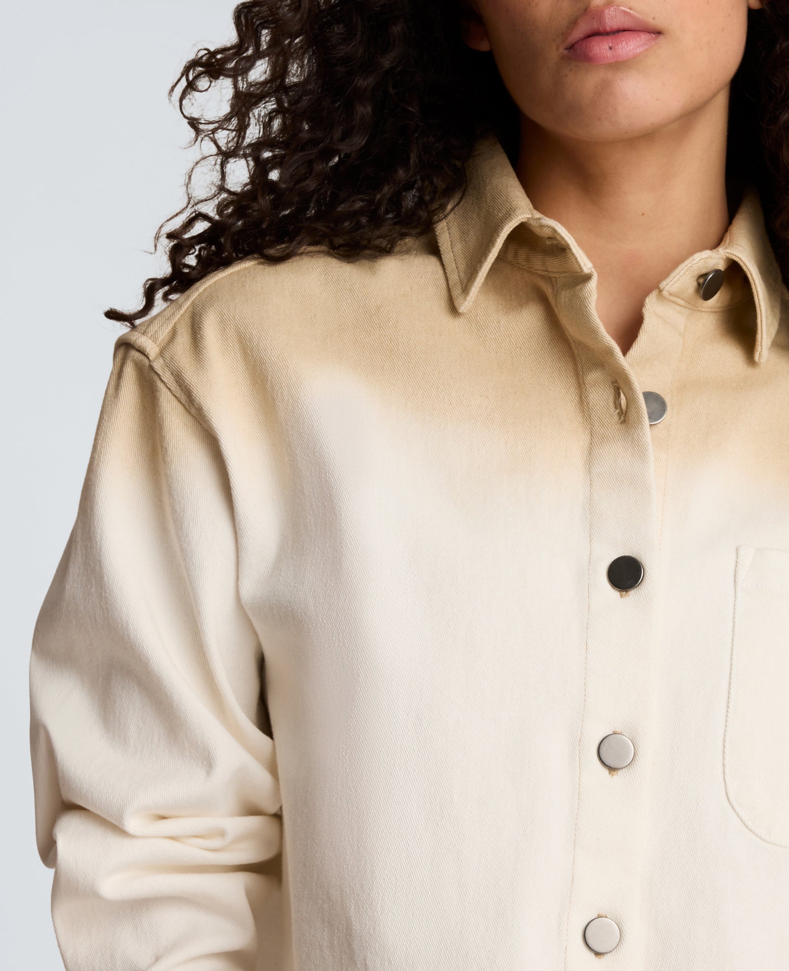 Kenneth Cole Reaction Gradient Oversized Cropped Shacket in Comfort Stretch Denim giacca corta sfumata