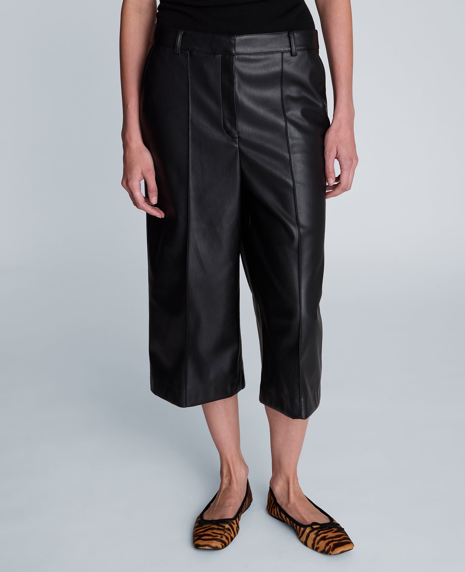 Kenneth Cole Reaction Clothing Fly Front Long Pintuck Short shorts neri effetto pelle