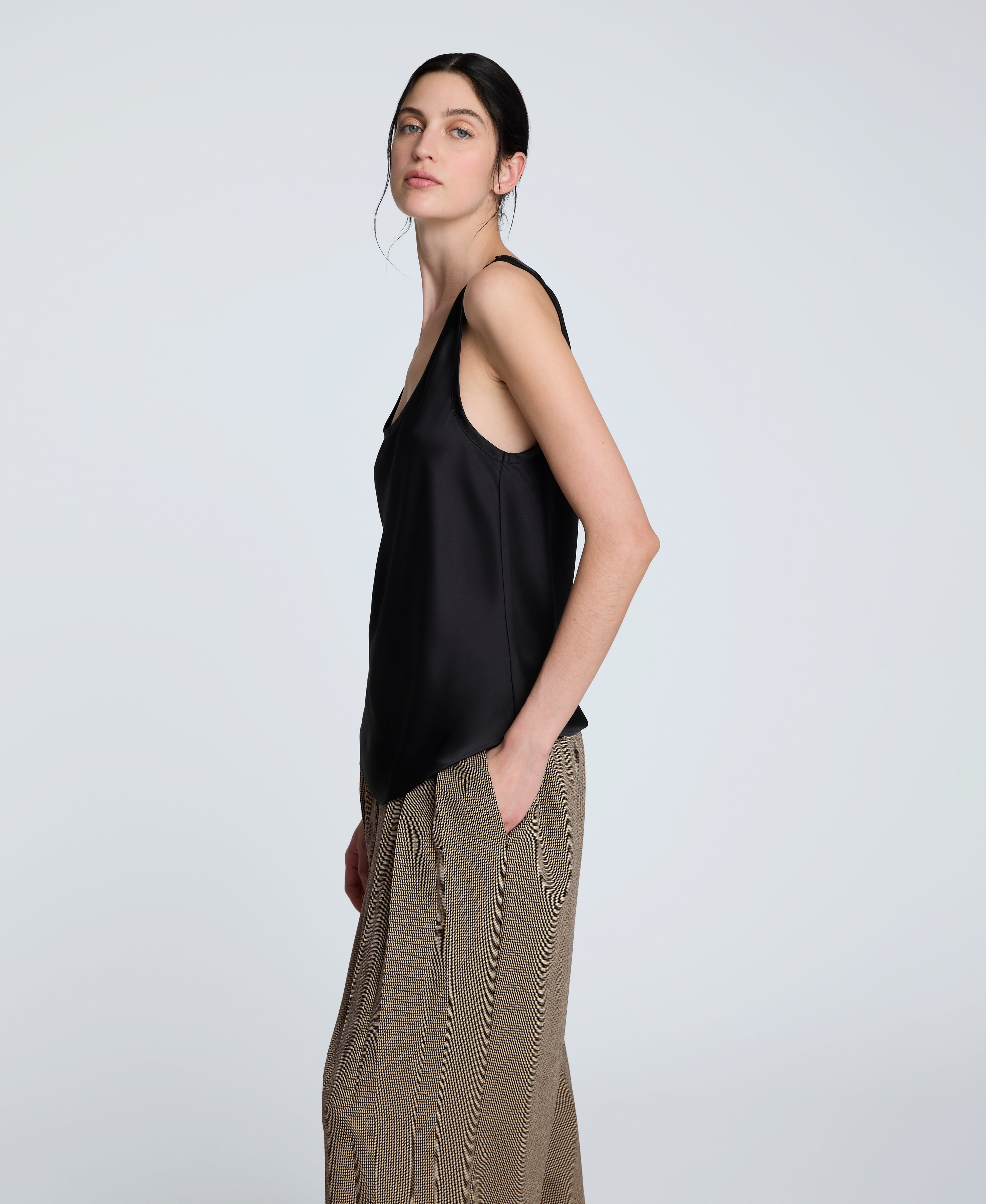 Kenneth Cole Reaction Clothing Satin Scoop Neck canotta nera in raso