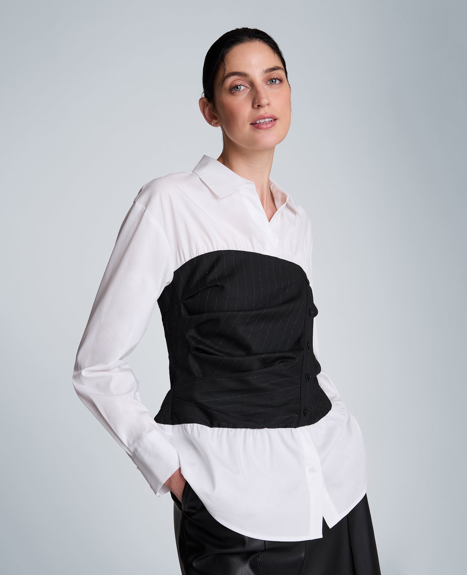 Kenneth Cole Reaction Clothing Poplin Long Sleeve Shirt camicia nera e bianca
