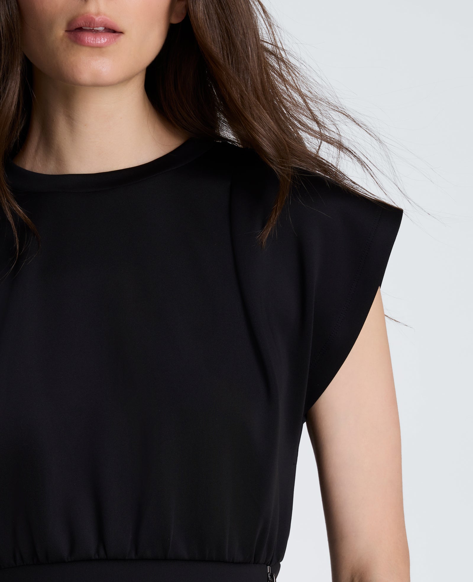 Kenneth Cole Reaction Clothing Shoulder Pleat Crewneck with Zipper Detail maglia nera