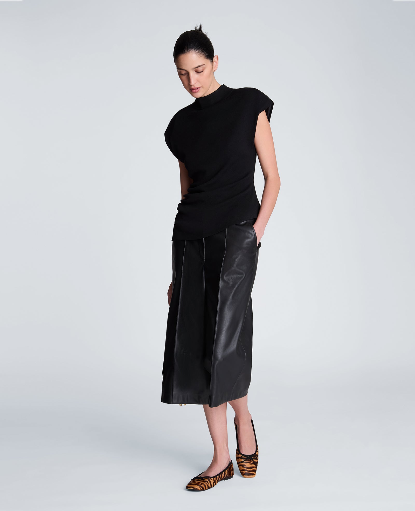 Kenneth Cole Reaction Extended Shoulder Asymmetrical Mock Neck Sweater maglia nera XS senza maniche