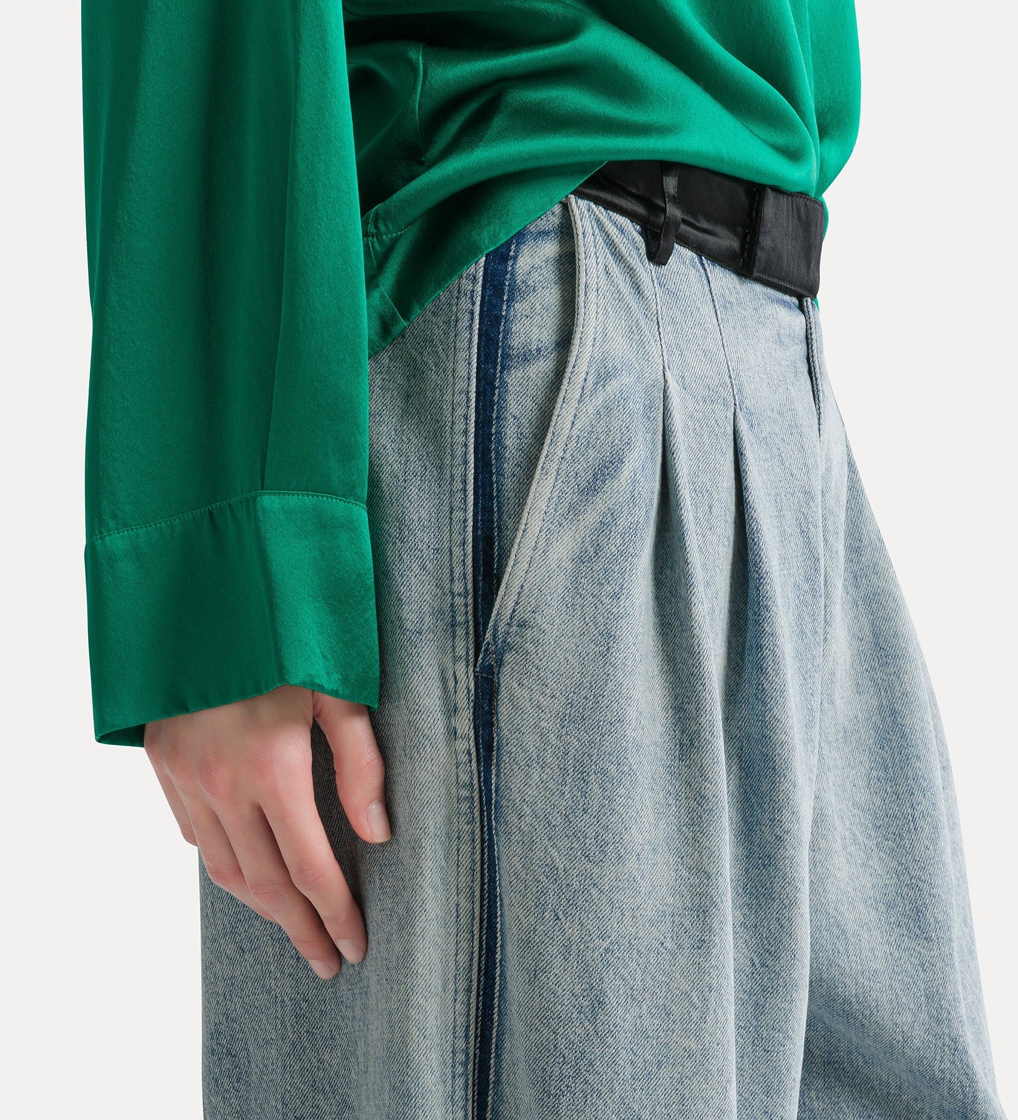 Forte pantaloni denim con pinces gamba larga grigio