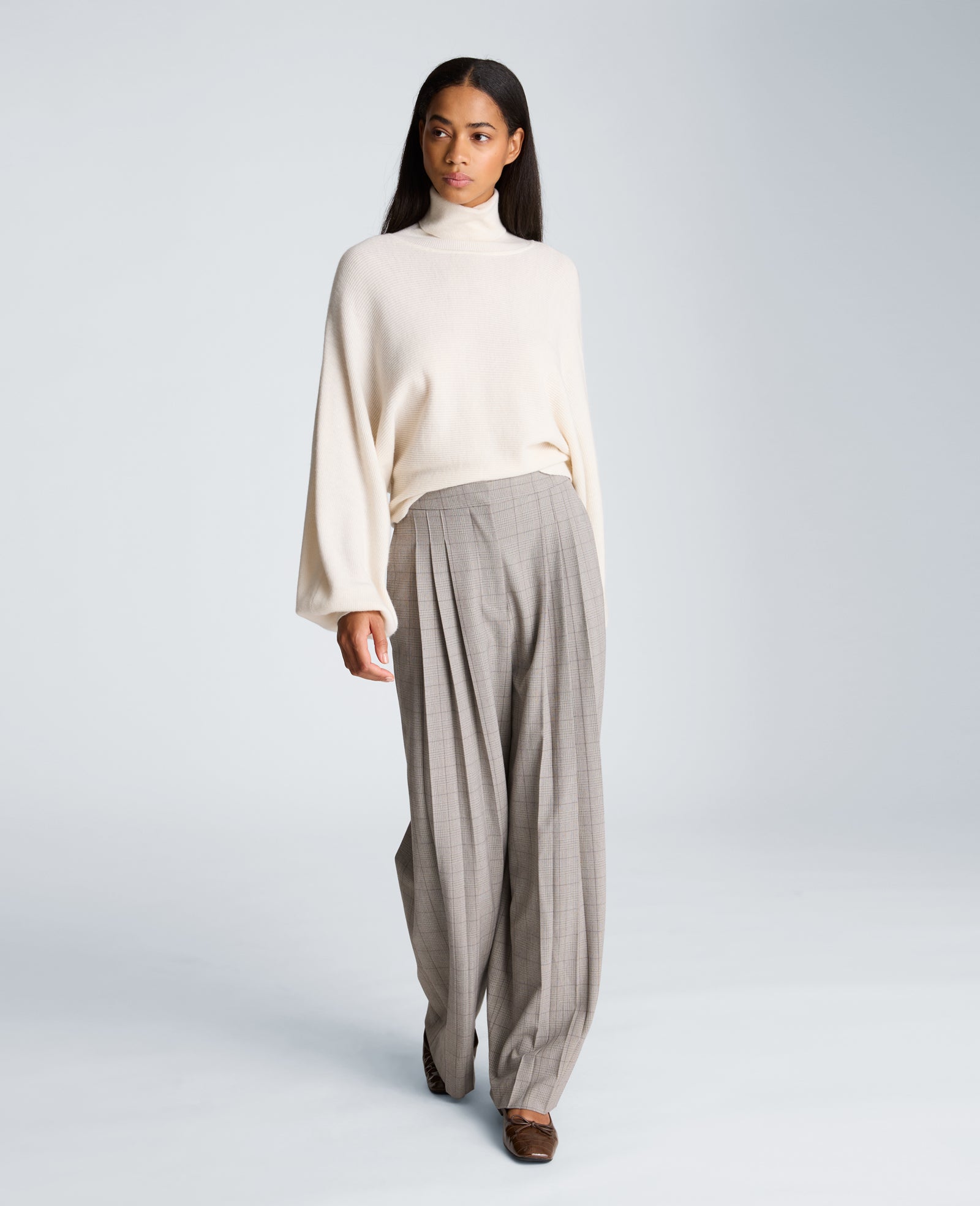 Kenneth Cole Reaction Clothing Horizontal Shaker Crop Turtleneck maglia oyster dolcevita corta