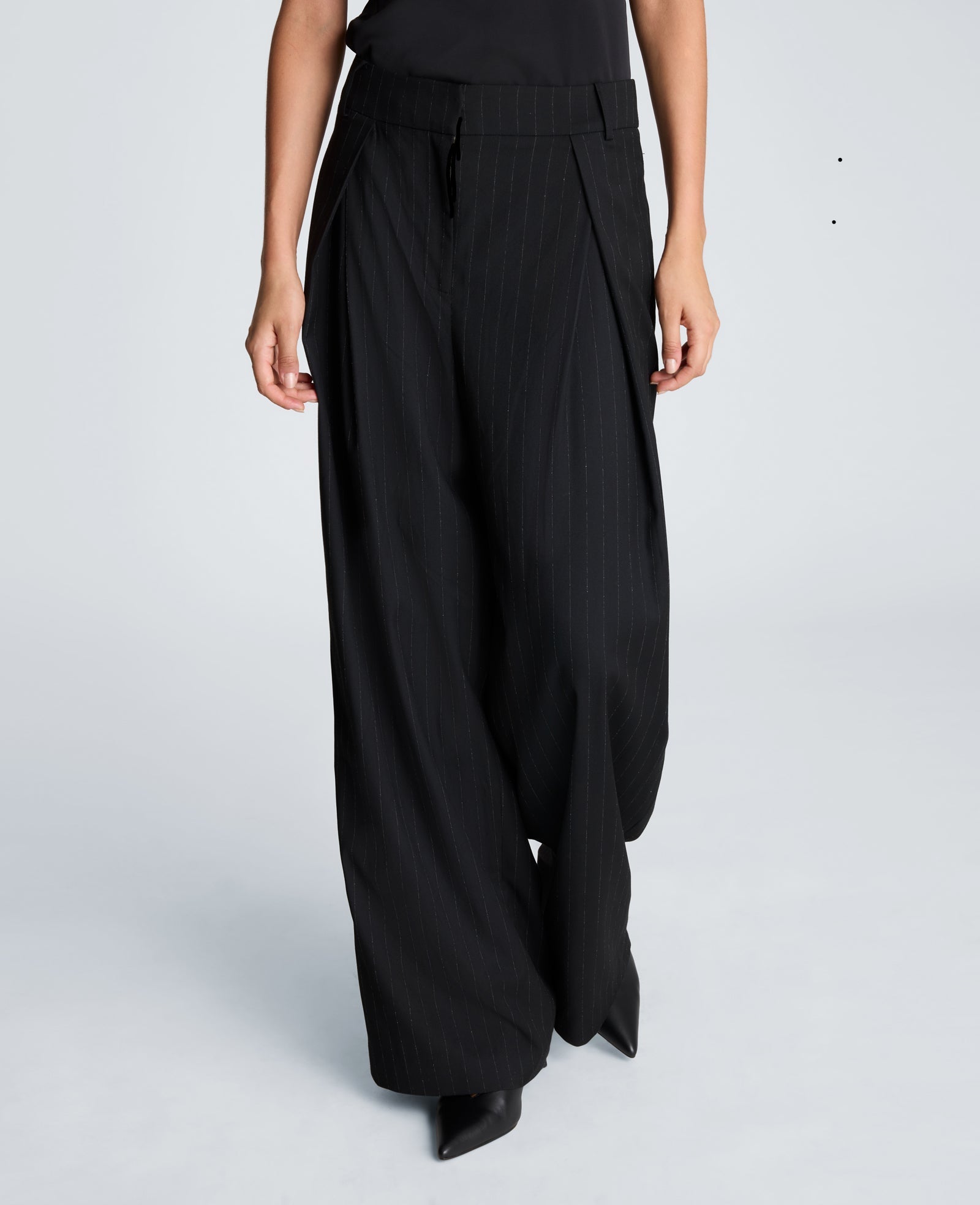 Kenneth Cole Reaction Clothing Fly Front Wide Leg Crossover Pleat Pant pantaloni neri gessati vita media