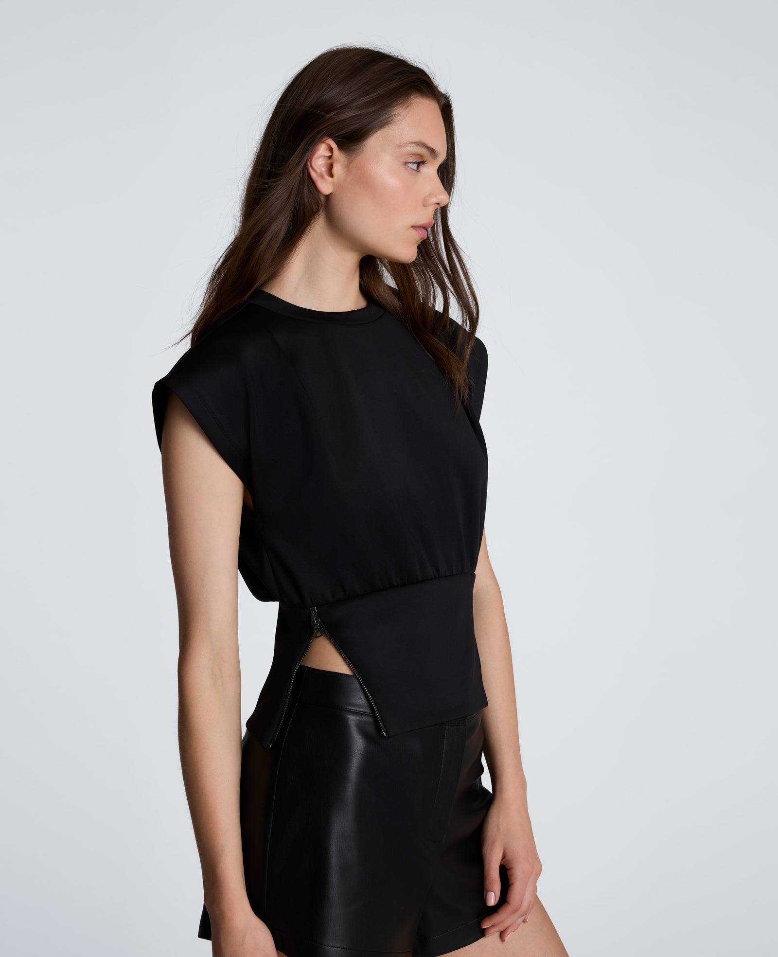 Kenneth Cole Reaction Clothing Shoulder Pleat Crewneck with Zipper Detail maglia nera