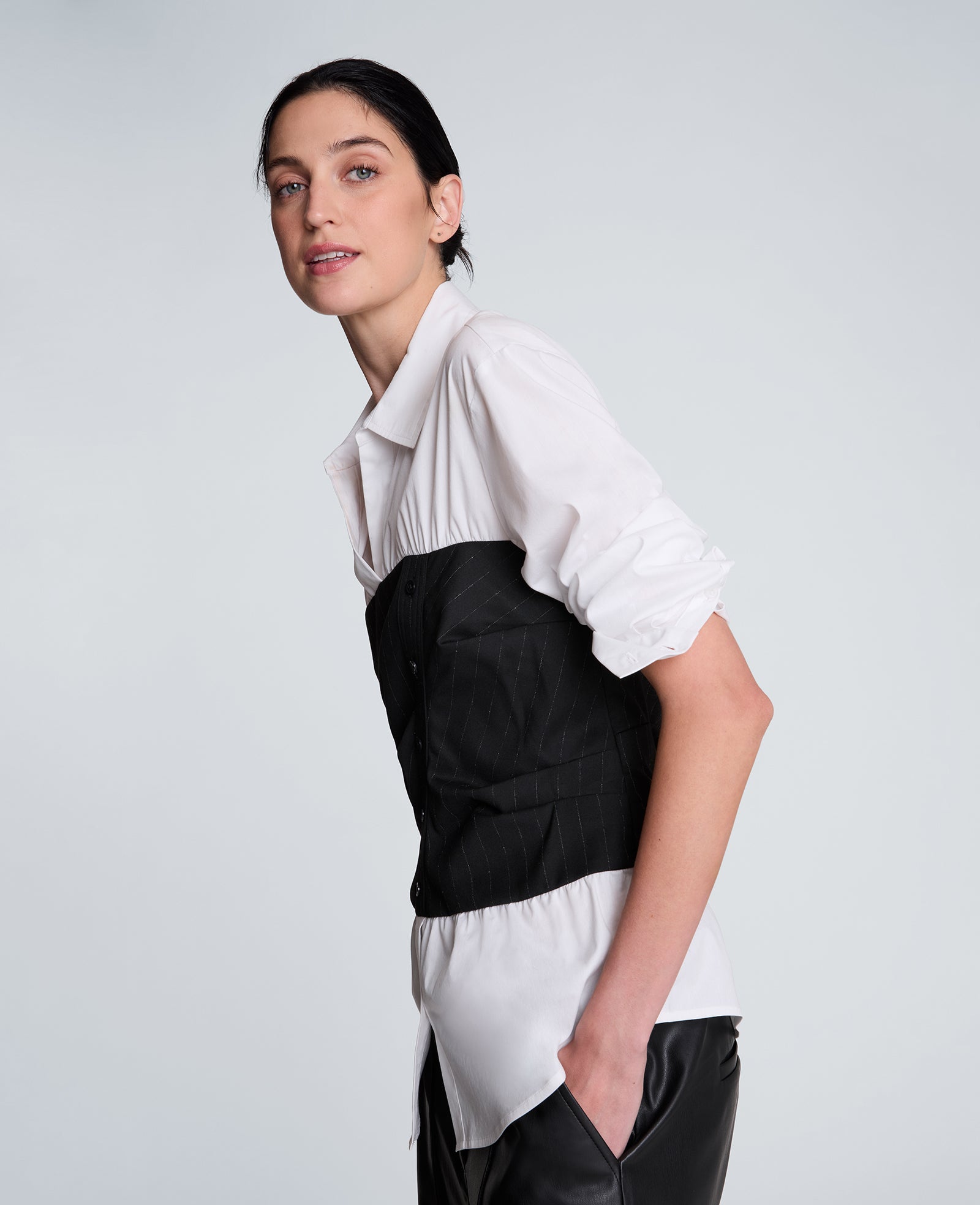 Kenneth Cole Reaction Clothing Poplin Long Sleeve Shirt camicia nera e bianca