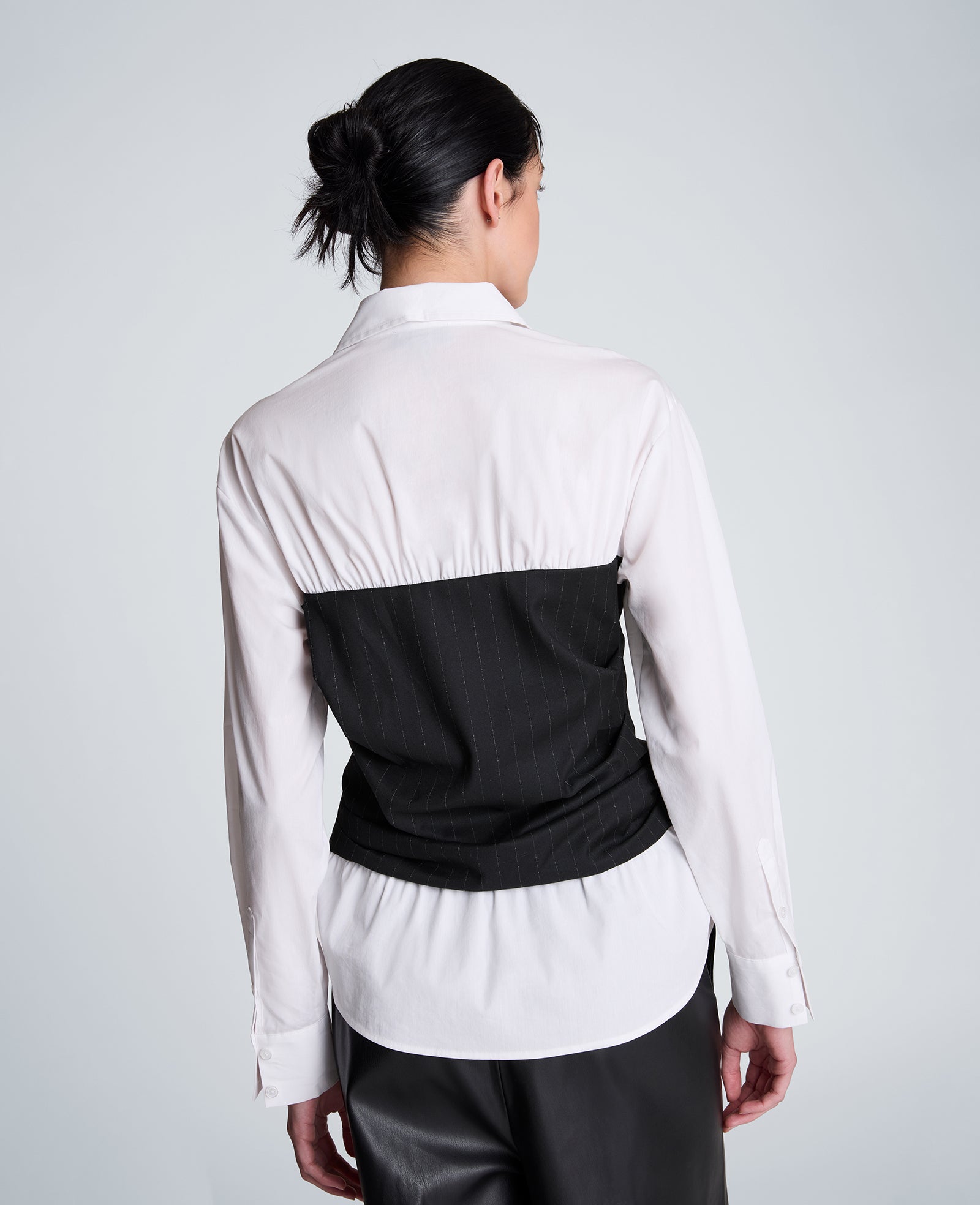 Kenneth Cole Reaction Clothing Poplin Long Sleeve Shirt camicia nera e bianca