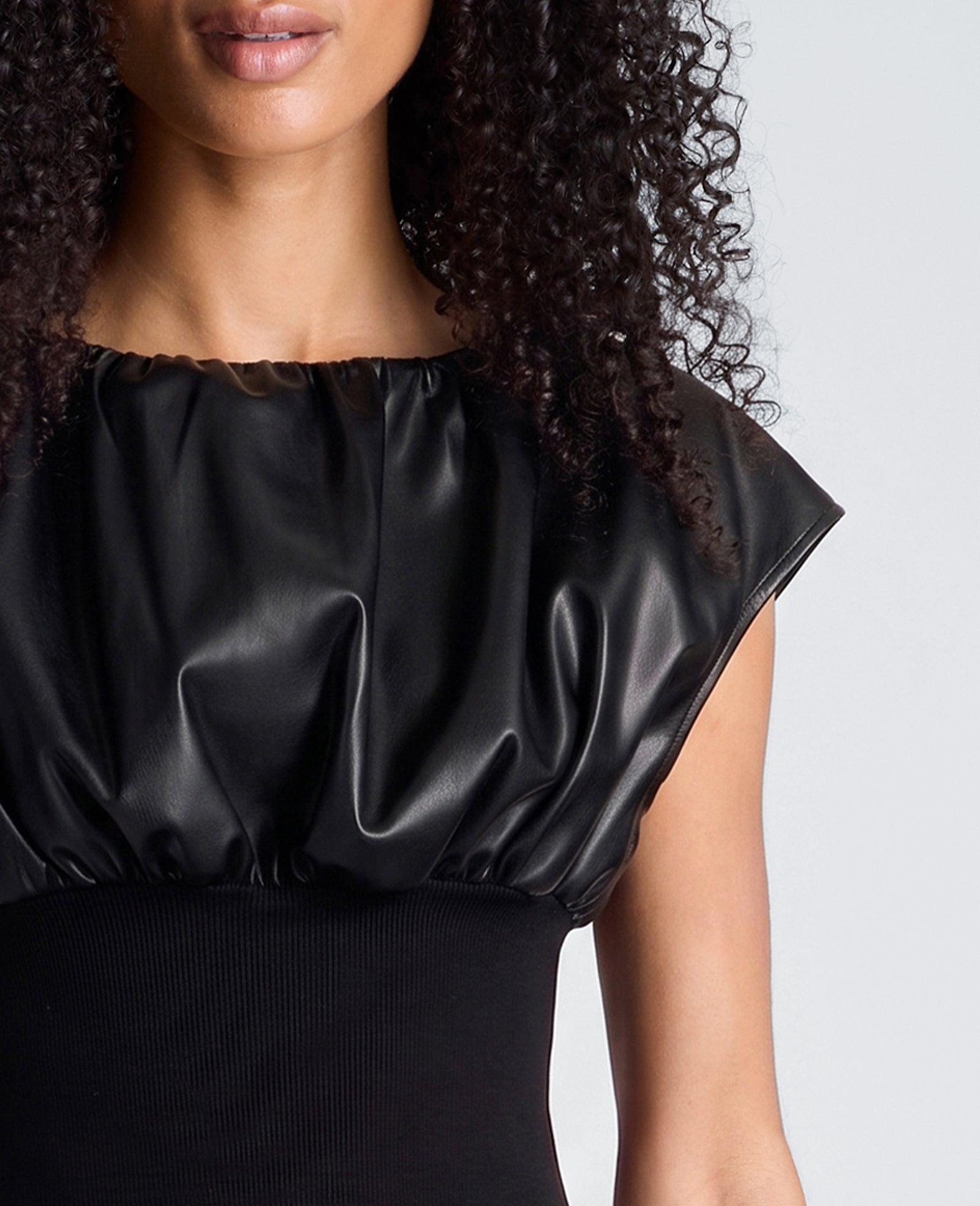 Kenneth Cole Reaction Clothing Ribbed Waist Vegan Leather Ribbed Mini Dress abito nero