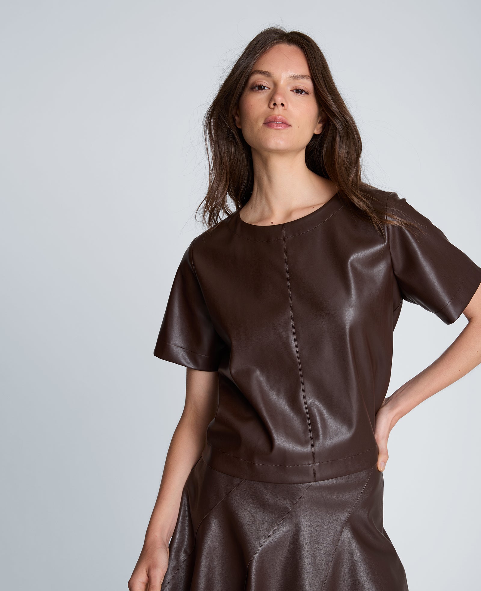 Kenneth Cole Reaction Clothing Short Sleeve Cropped Tee maglia corta marrone con zip