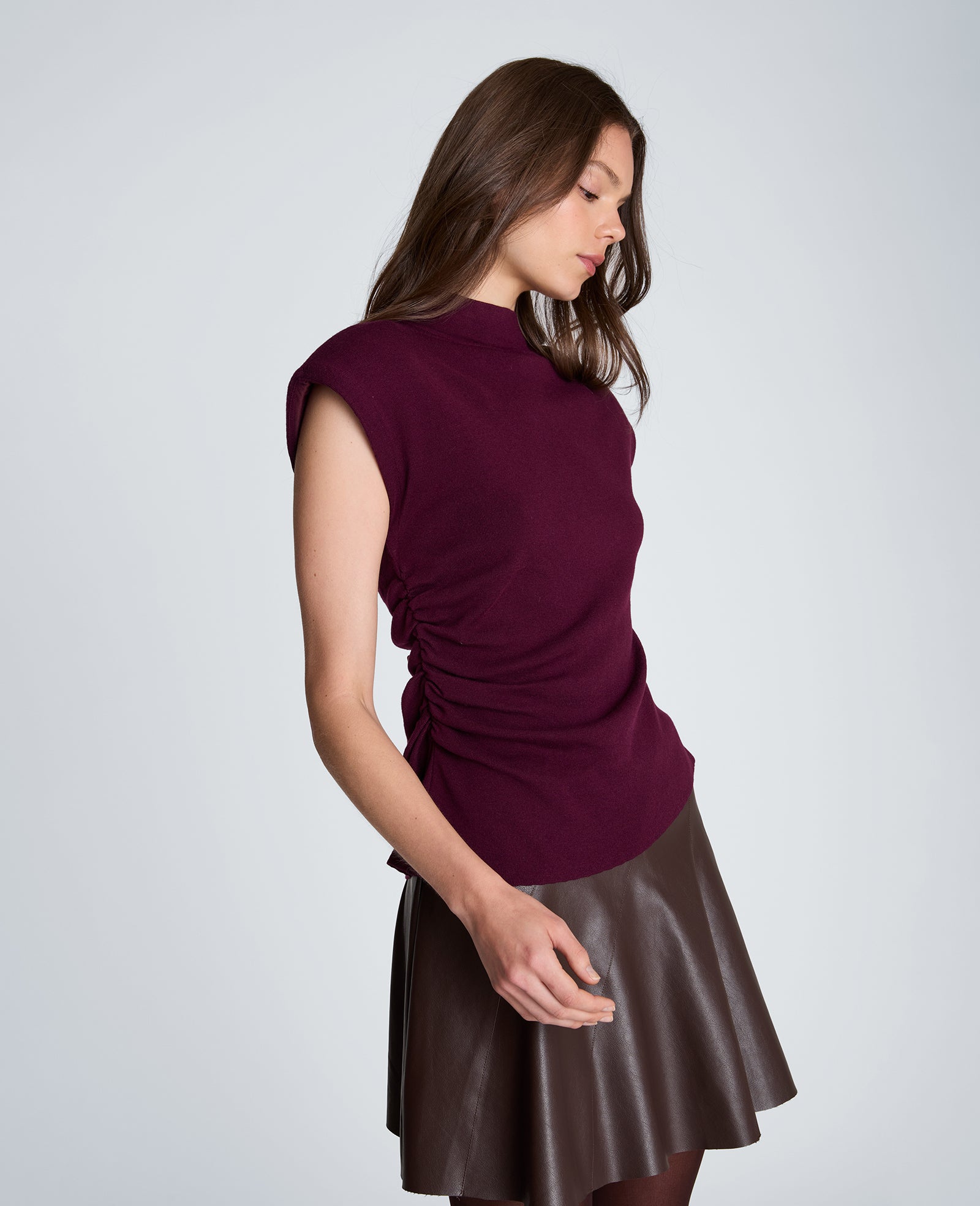 Kenneth Cole Reaction Clothing Extended Shoulder Asymmetrical Mock Neck Sweater maglia smanicata bordeaux