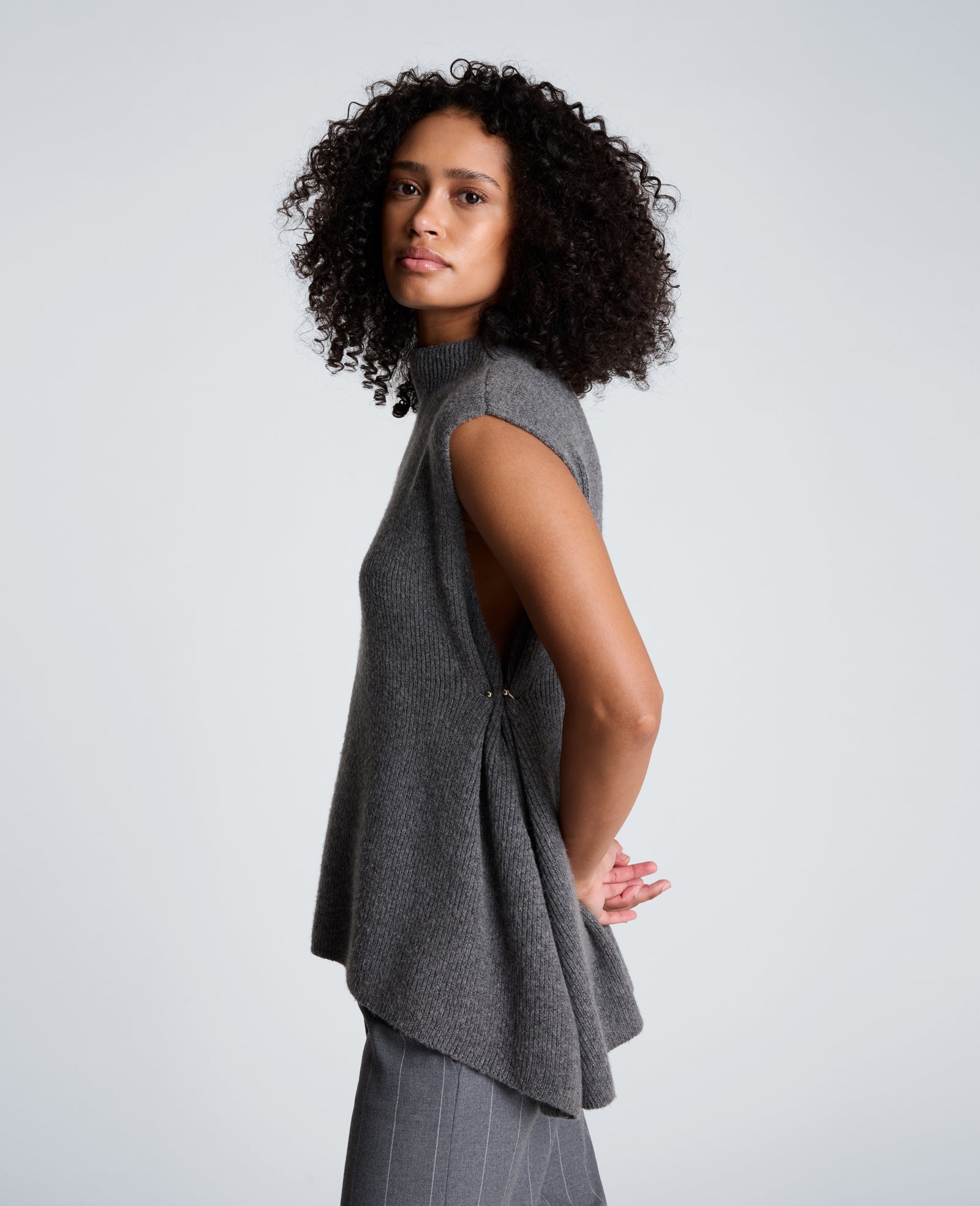 Kenneth Cole Reaction Clothing Mock Neck Sweater with Side Pleats maglia grigia senza maniche