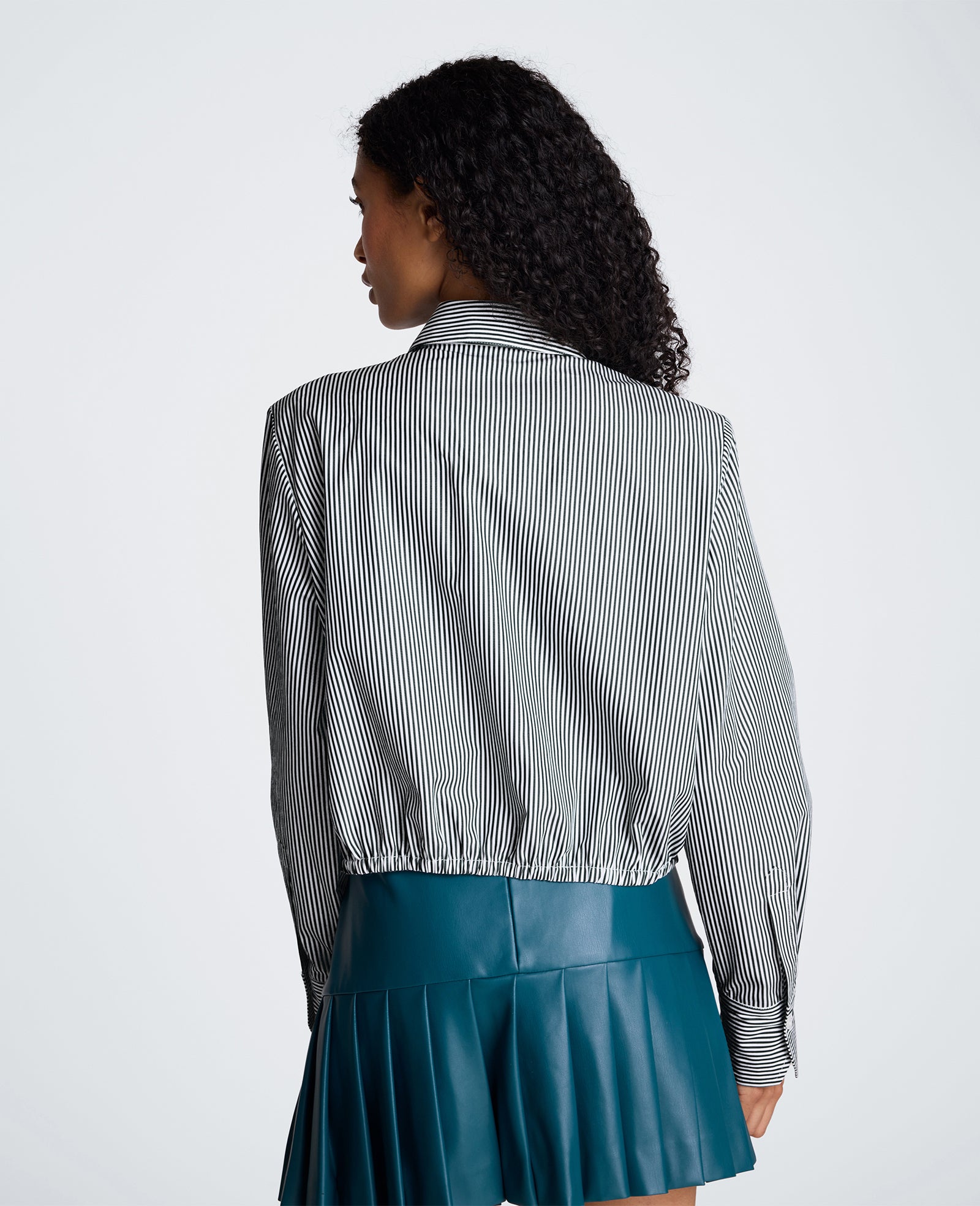 Kenneth Cole Reaction Clothing Cropped Button Down Shirt with Shoulder Pads camicia cropped bianca spalline