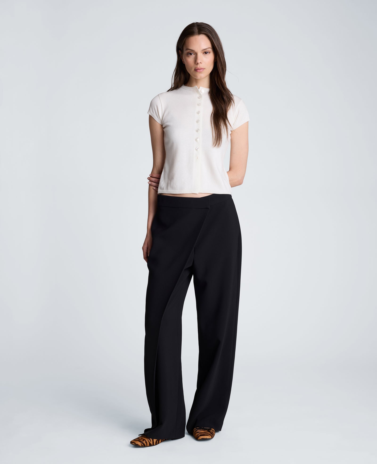 Kenneth Cole Reaction Clothing Fly Front Wide Leg Asymmetrical Crossover Pant pantaloni neri vita alta